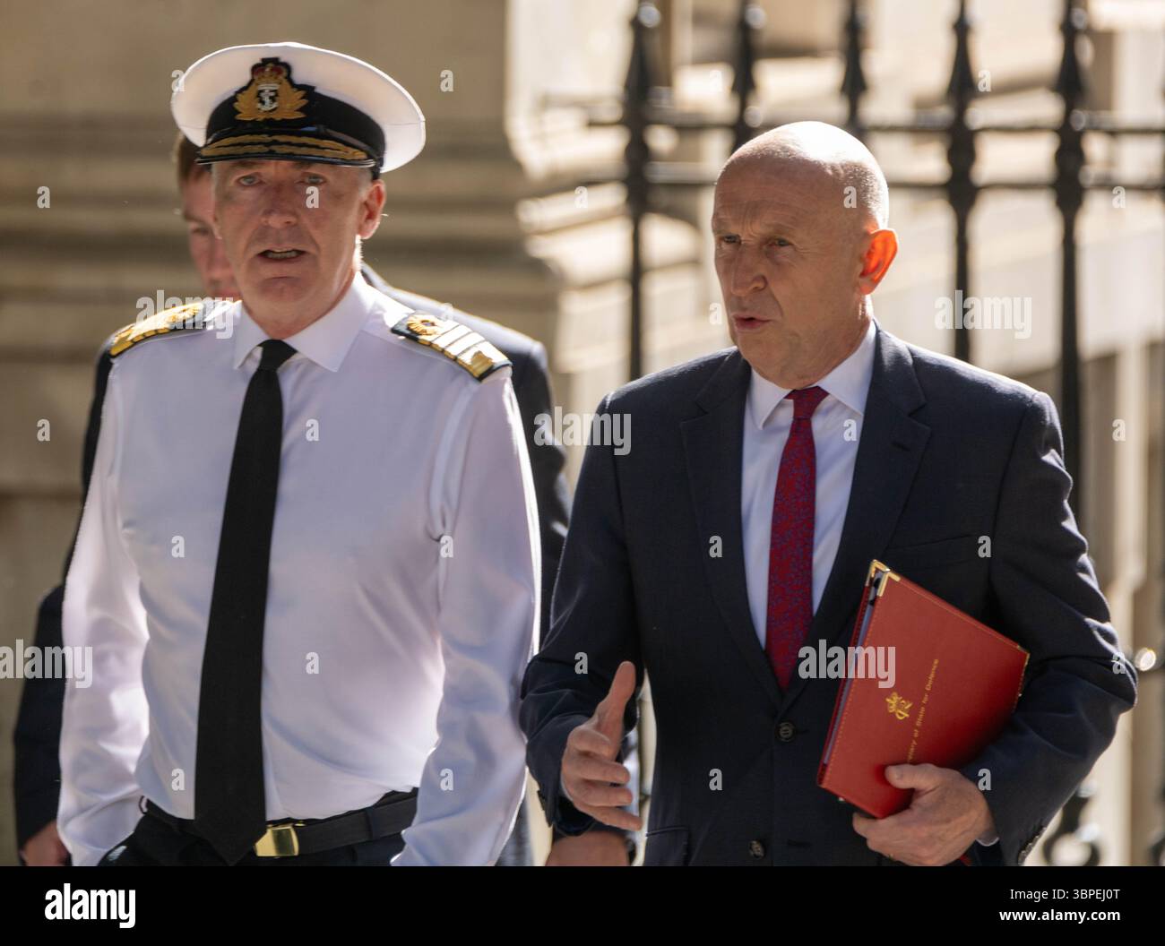 Londra, Regno Unito. 8 luglio 2025. L'ammiraglio Sir Tony Radakin, capo di stato maggiore della difesa e John Healey, segretario della difesa, arrivano ad una riunione di gabinetto al 10 di Downing Street a Londra. Crediti: Ian Davidson/Alamy Live News Foto Stock