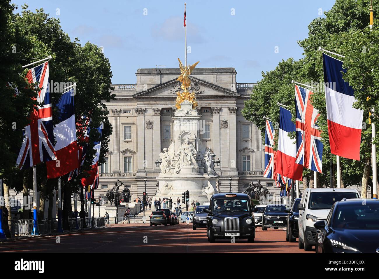 Union Jack e le bandiere francesi fiancheggiano il Mall a Londra per la visita di stato del presidente Emmanuel Macron e di sua moglie Brigitte, luglio 2025, Regno Unito. Foto Stock