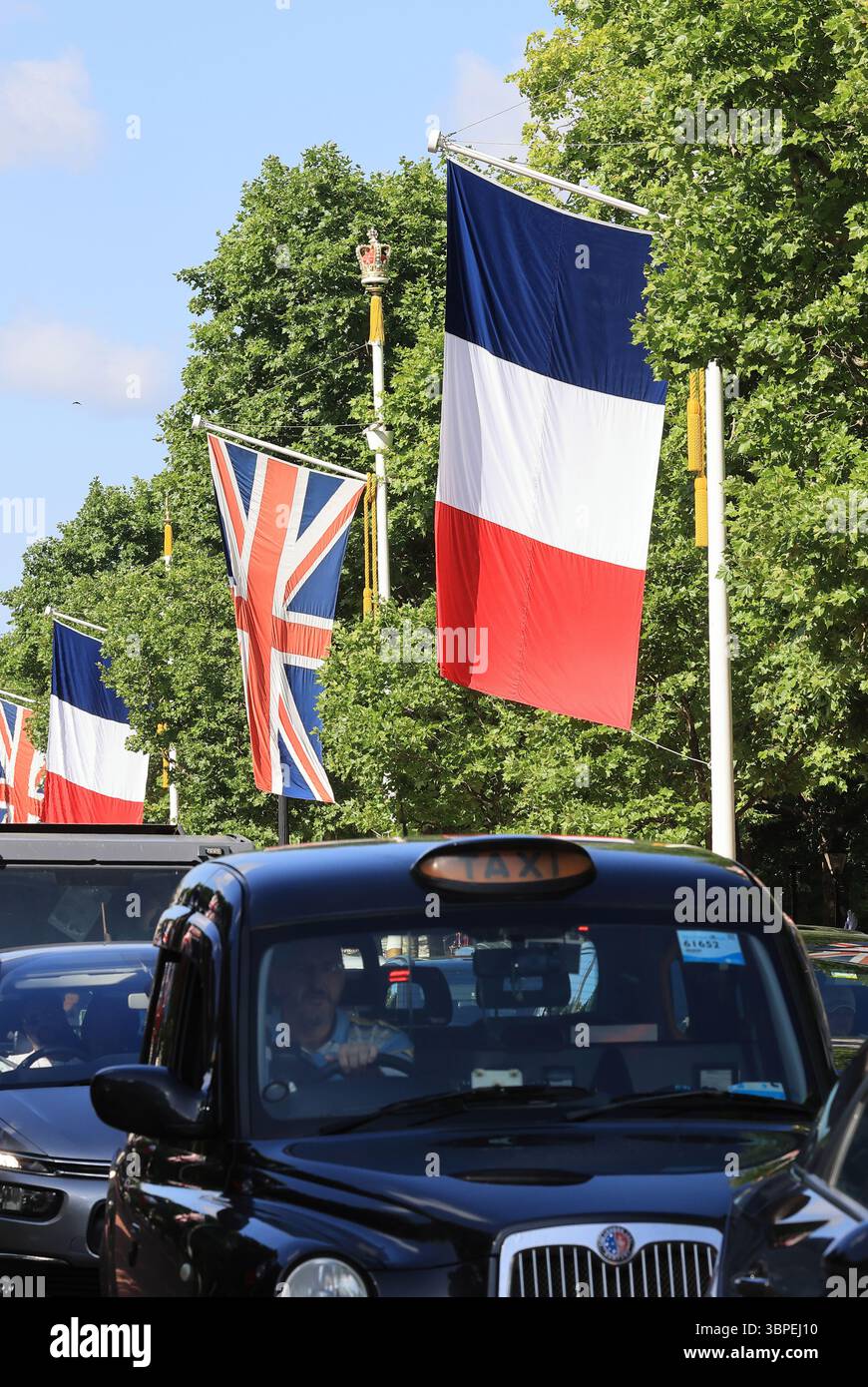 Union Jack e le bandiere francesi fiancheggiano il Mall a Londra per la visita di stato del presidente Emmanuel Macron e di sua moglie Brigitte, luglio 2025, Regno Unito. Foto Stock