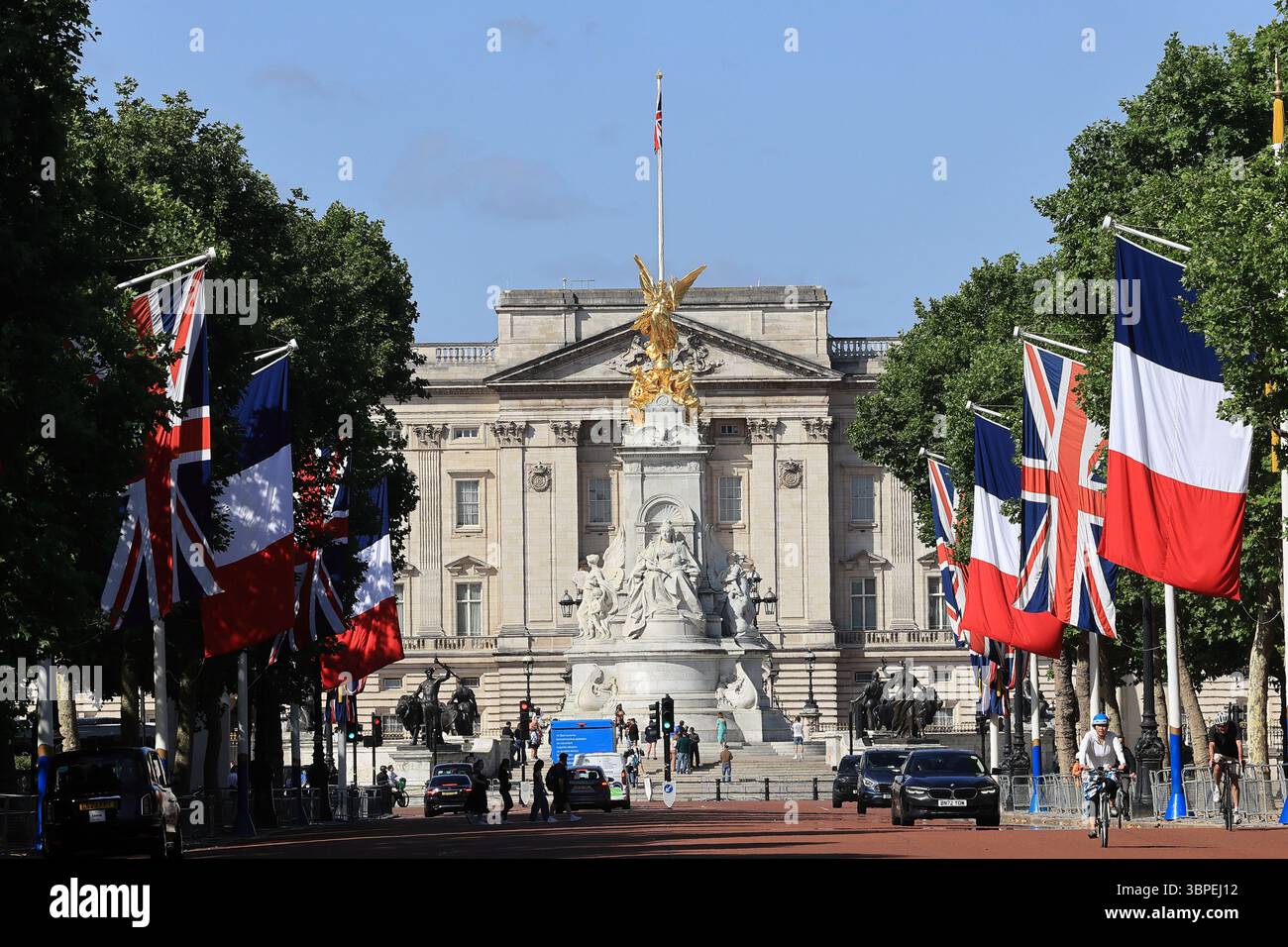 Union Jack e le bandiere francesi fiancheggiano il Mall a Londra per la visita di stato del presidente Emmanuel Macron e di sua moglie Brigitte, luglio 2025, Regno Unito. Foto Stock