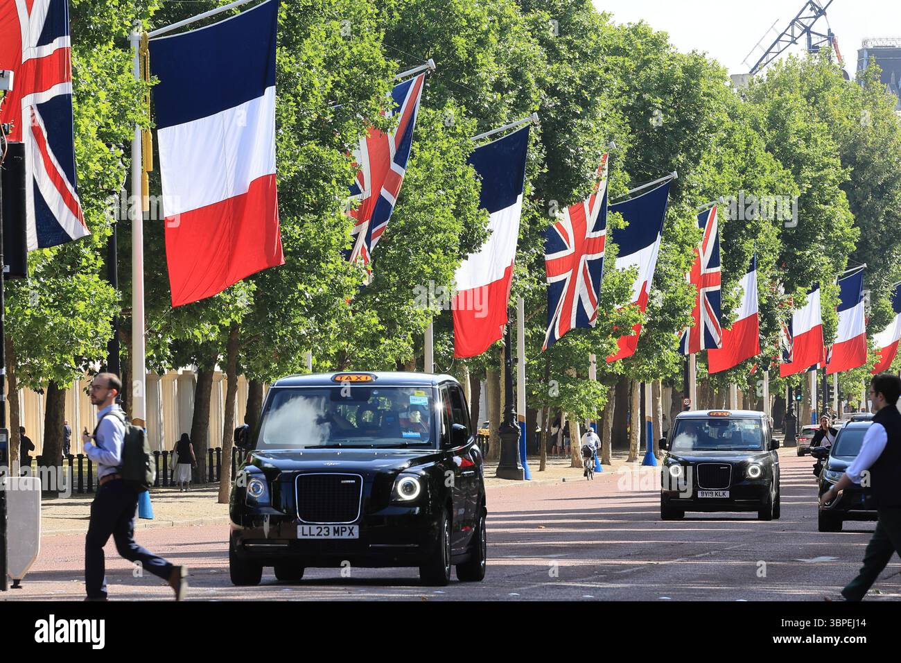 Union Jack e le bandiere francesi fiancheggiano il Mall a Londra per la visita di stato del presidente Emmanuel Macron e di sua moglie Brigitte, luglio 2025, Regno Unito. Foto Stock