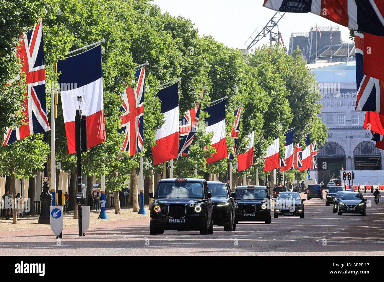 Union Jack e le bandiere francesi fiancheggiano il Mall a Londra per la visita di stato del presidente Emmanuel Macron e di sua moglie Brigitte, luglio 2025, Regno Unito. Foto Stock