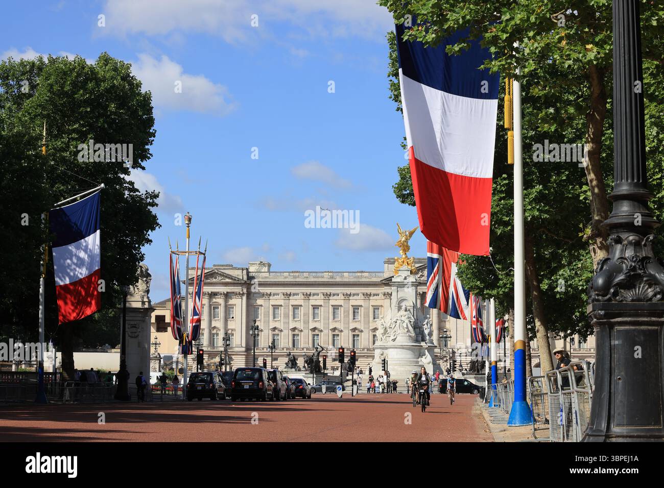 Union Jack e le bandiere francesi fiancheggiano il Mall a Londra per la visita di stato del presidente Emmanuel Macron e di sua moglie Brigitte, luglio 2025, Regno Unito. Foto Stock