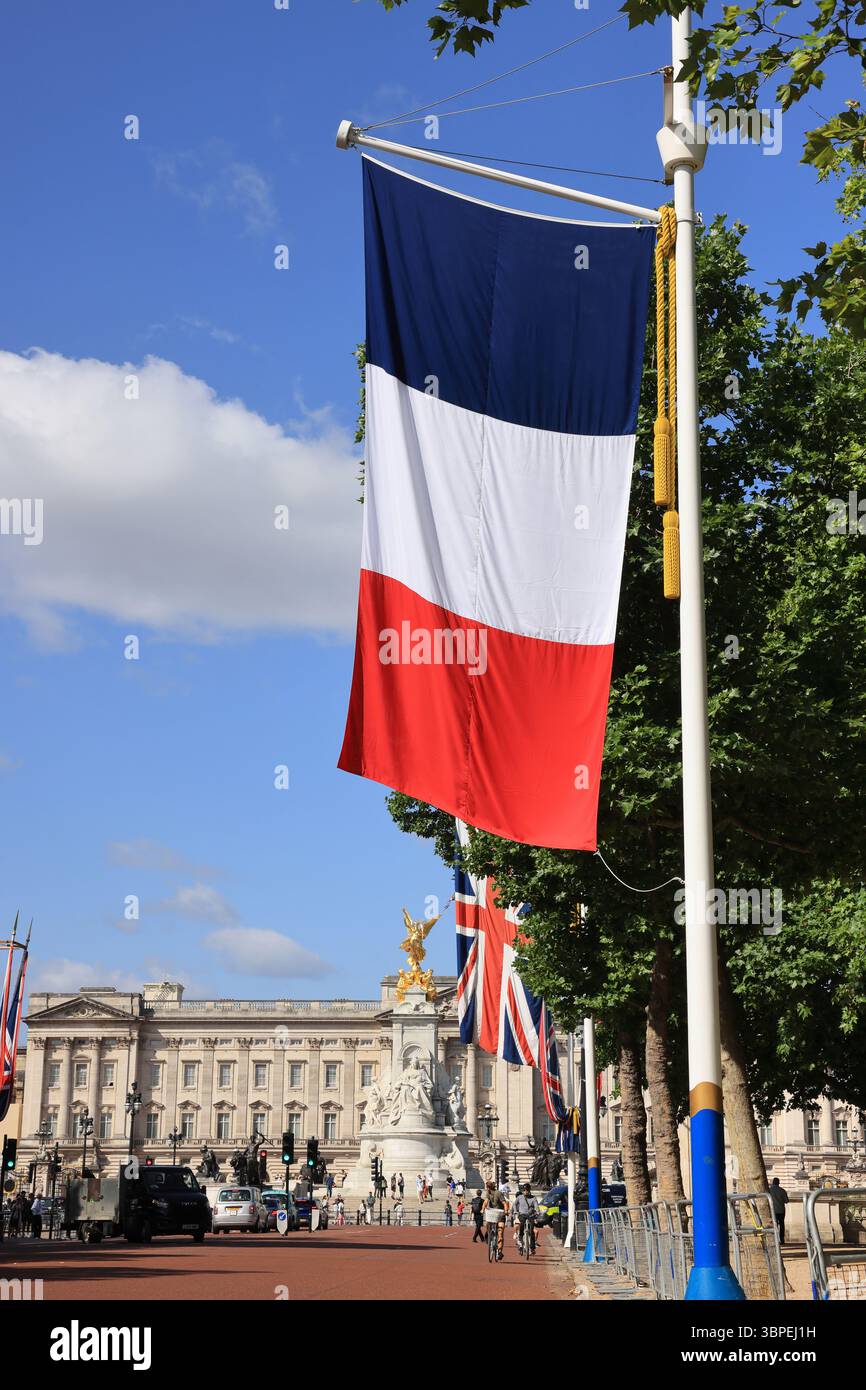 Union Jack e le bandiere francesi fiancheggiano il Mall a Londra per la visita di stato del presidente Emmanuel Macron e di sua moglie Brigitte, luglio 2025, Regno Unito. Foto Stock