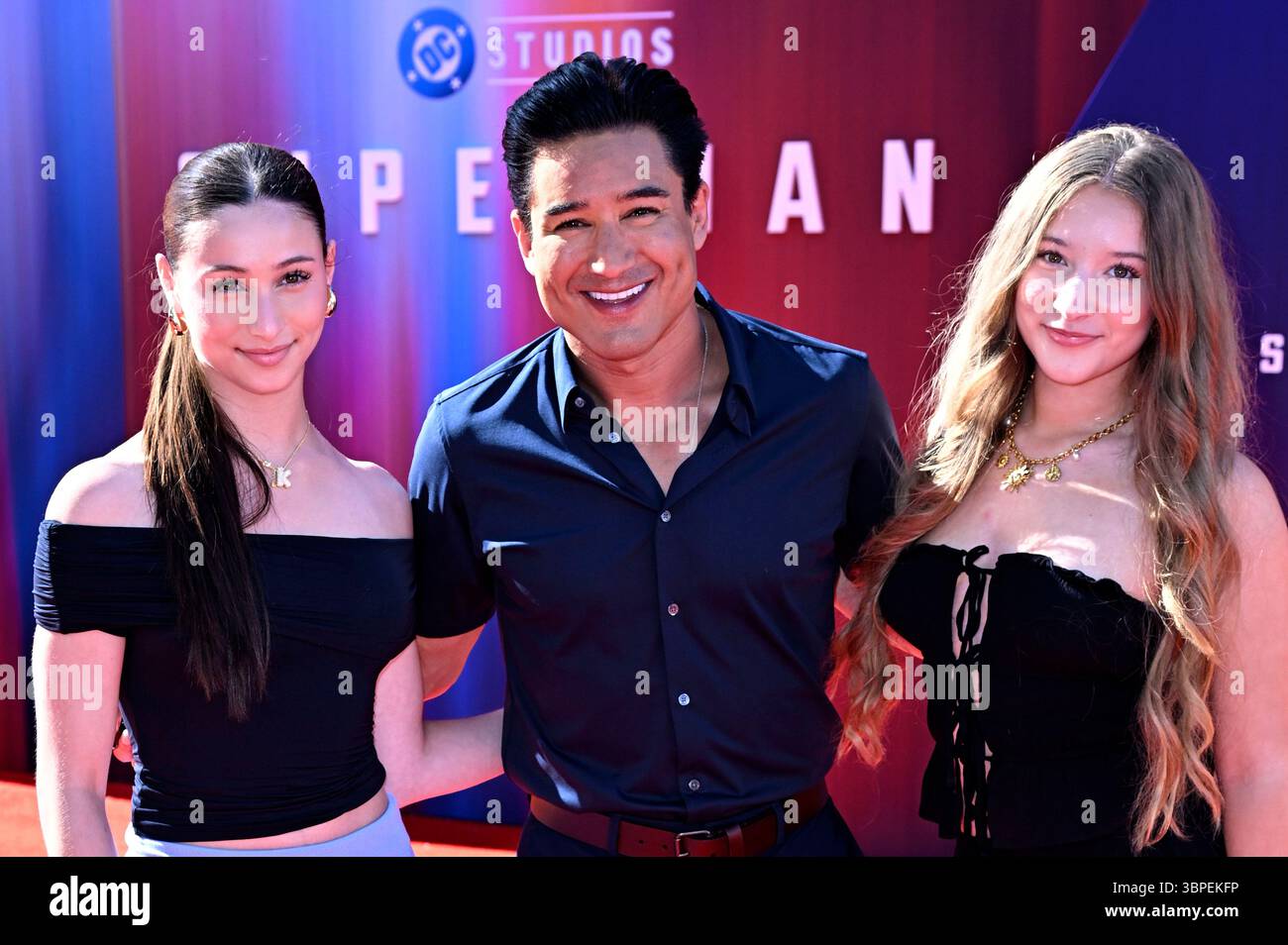 Mario Lopez mit Begleitung bei der Weltpremiere des Kinofilms 'Superman' im TCL Chinese Theatre. Los Angeles, 07.07.2025 Foto Stock