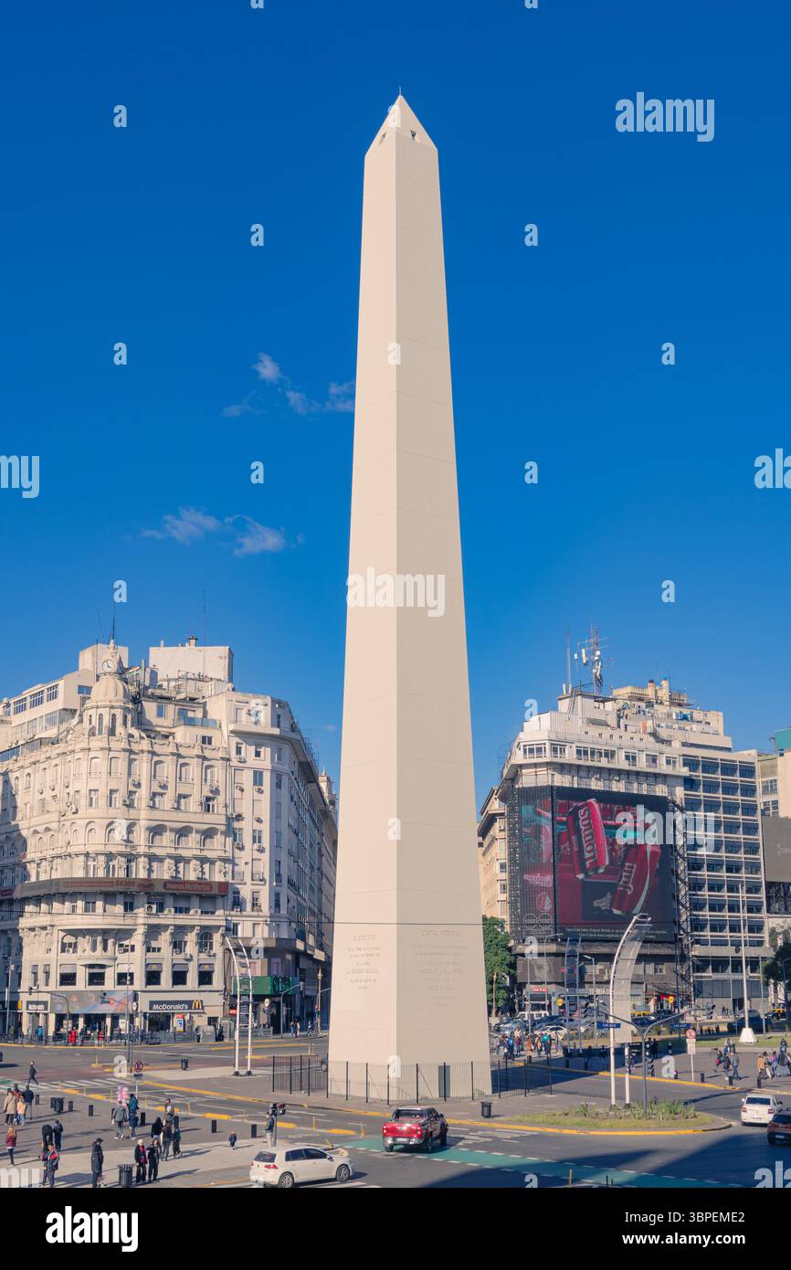 Buenos Aires, Argentina. 29 giugno 2025. Obelisco di Buenos Aires (El Obelisco) monumento storico nazionale situato in Piazza della Repubblica (Plaza de la Rep Foto Stock