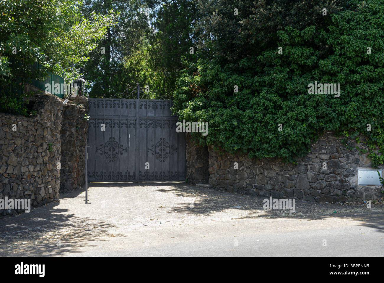 Roma, Italia. 8 luglio 2025. Tentato furto nella villa di Valentino. Roma Martedi 8 luglio 2025 (foto Valentina Stefanelli/LaPresse) tentato furto nella villa di Valentino. Roma martedì 8 luglio 2025 (foto Valentina Stefanelli/LaPresse) credito: LaPresse/Alamy Live News Foto Stock