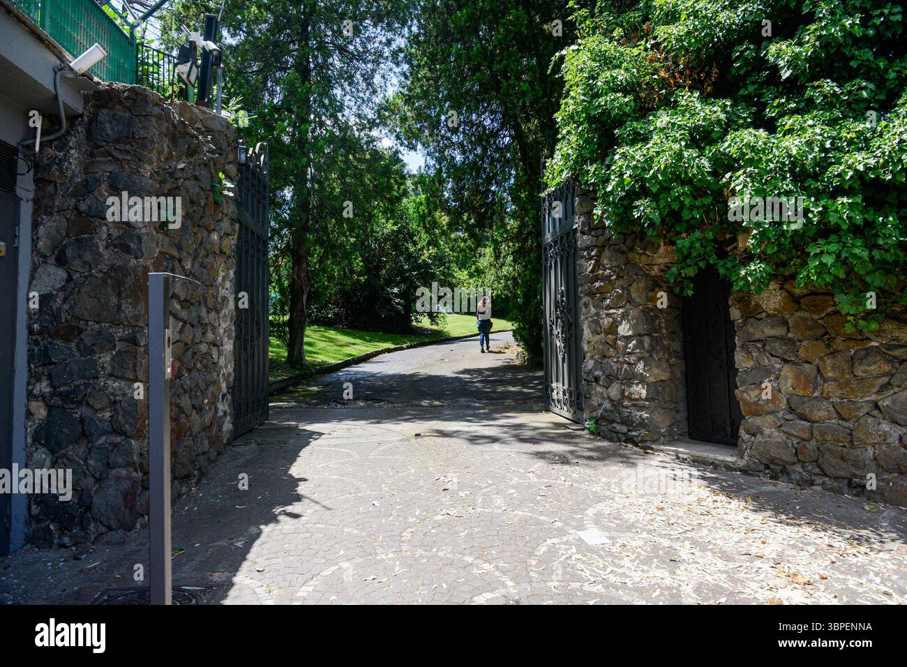 Roma, Italia. 8 luglio 2025. Tentato furto nella villa di Valentino. Roma Martedi 8 luglio 2025 (foto Valentina Stefanelli/LaPresse) tentato furto nella villa di Valentino. Roma martedì 8 luglio 2025 (foto Valentina Stefanelli/LaPresse) credito: LaPresse/Alamy Live News Foto Stock