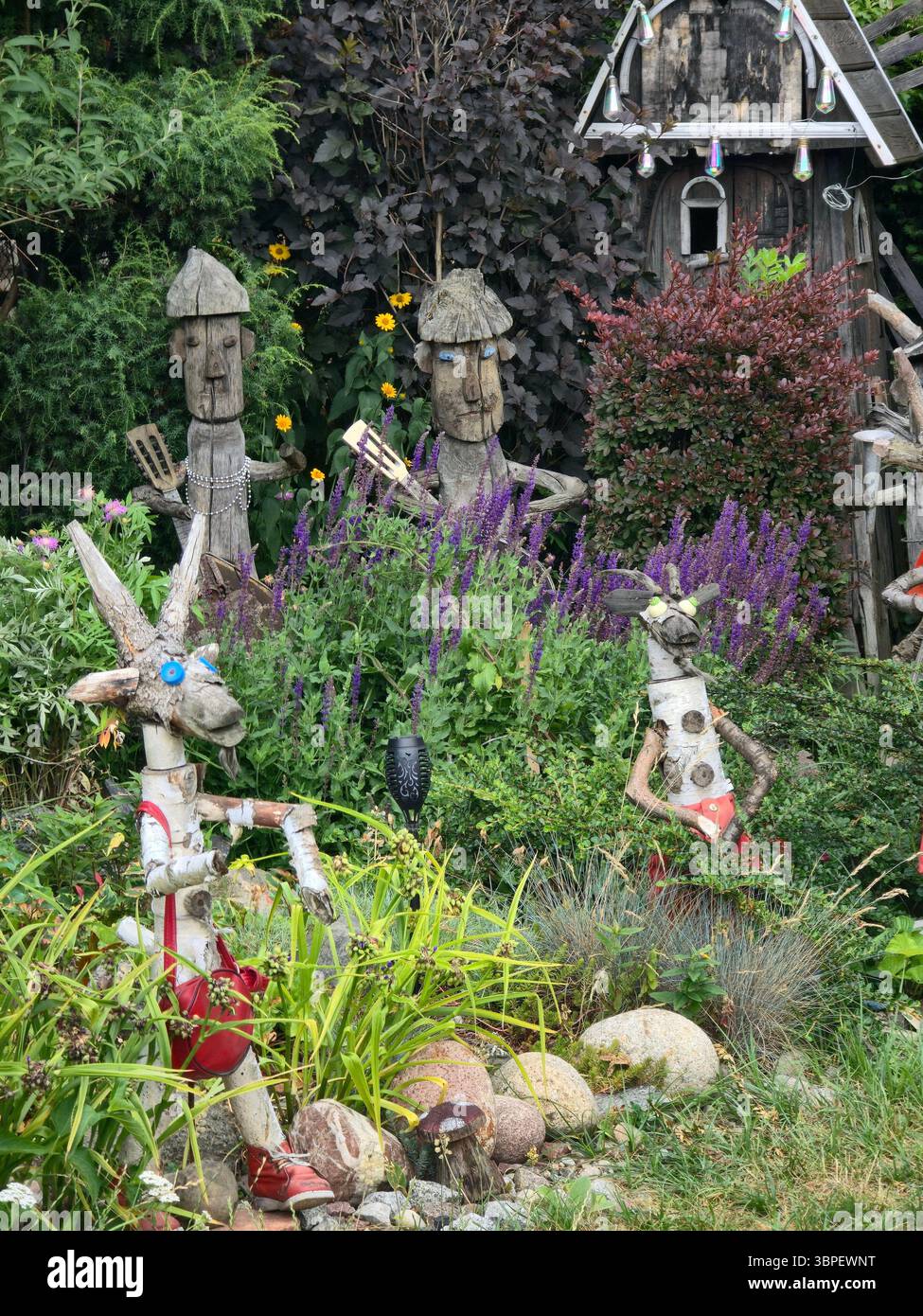 Il giardino di sculture in legno in via Jordyka, Tykocin, Polonia Foto Stock