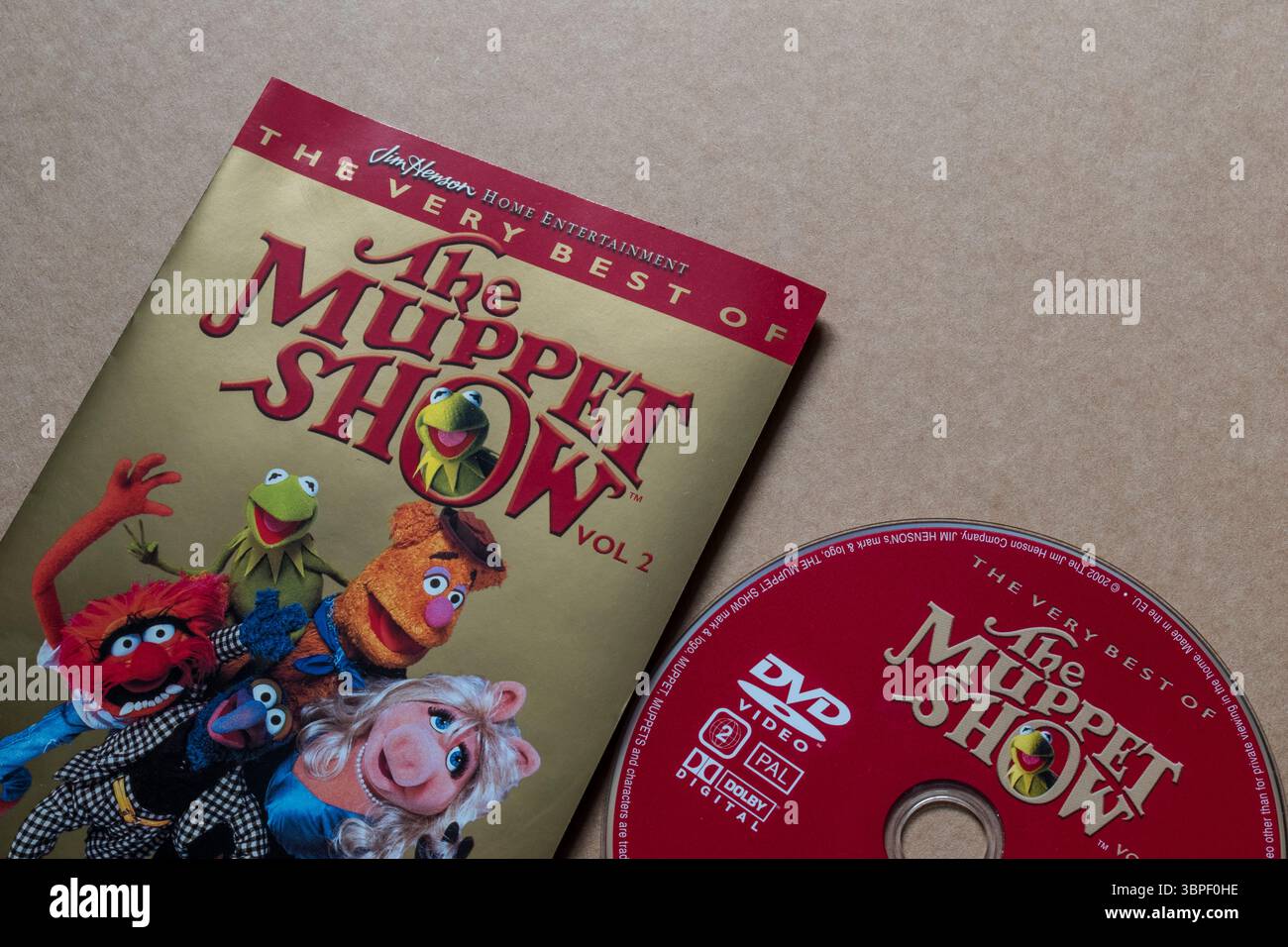 Copertina DVD del Muppet Show con i personaggi principali con disco isolato su un semplice sfondo di cartone Foto Stock