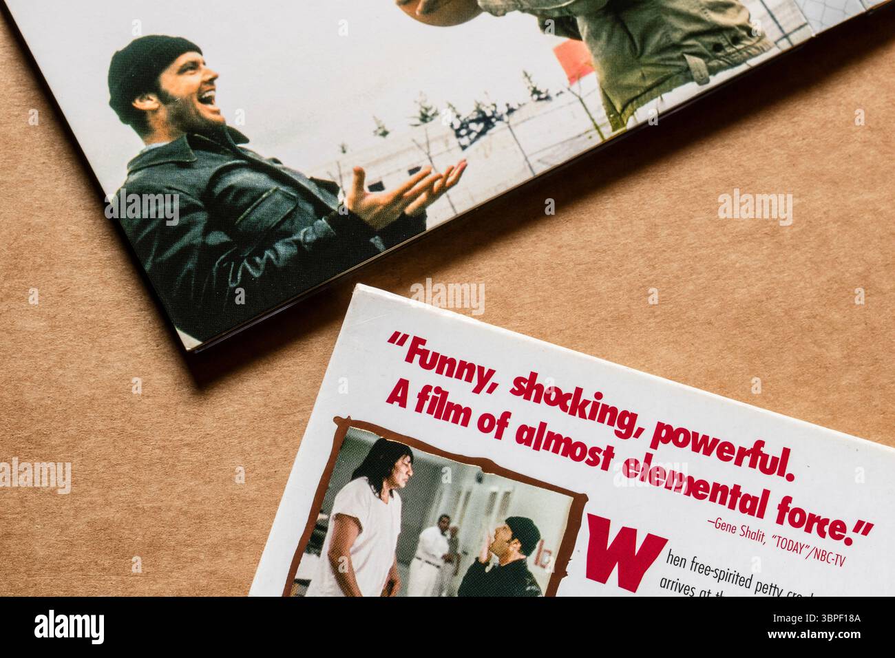 "Uno volò sopra il nido del cuculo" con Jack Nicholson con citazione NBC-TV: "Divertente, scioccante, potente. Un film di forza quasi elementare." Foto Stock