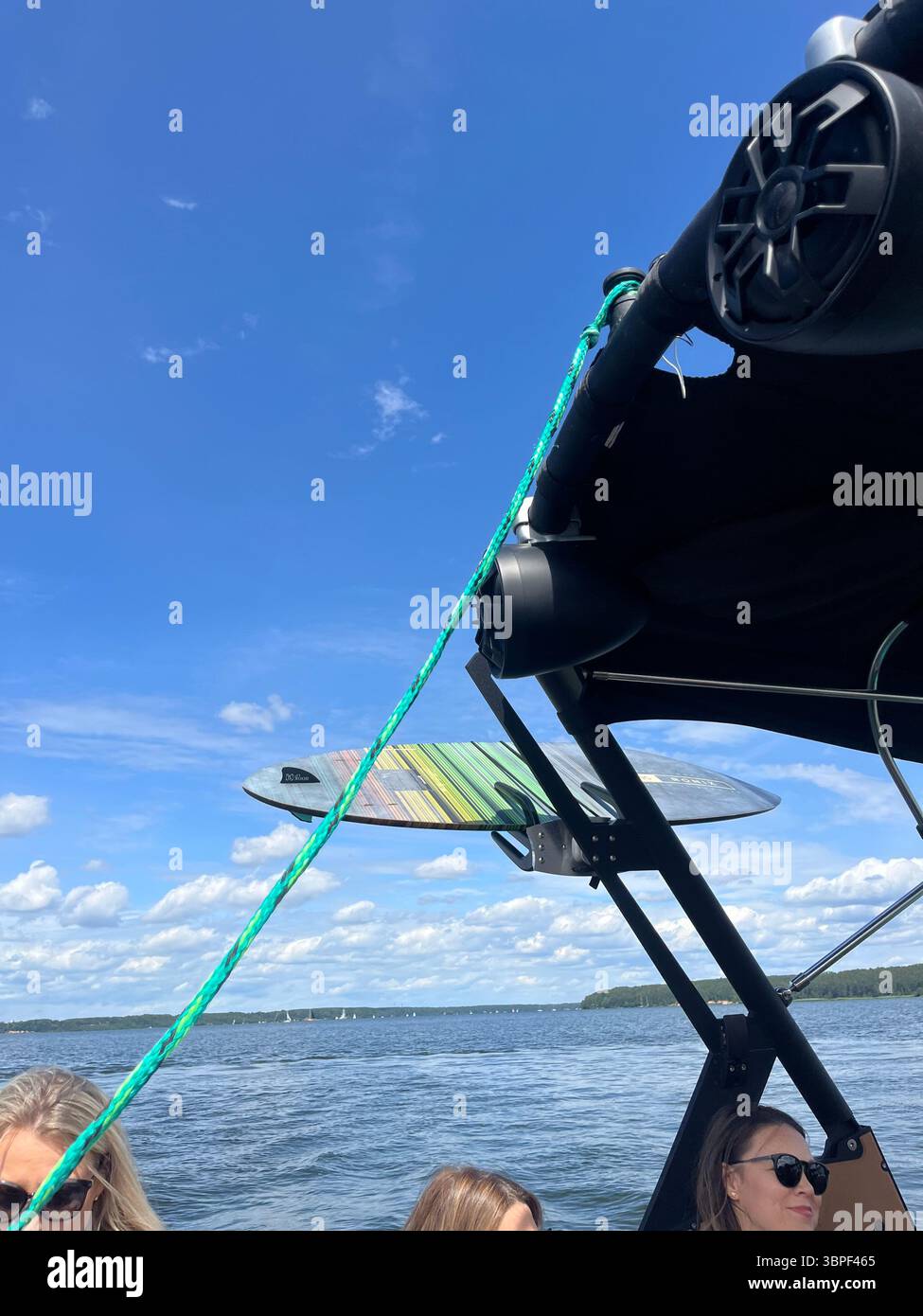 Godendo una giornata perfetta sull'acqua con il mio wakeboard. - Immagine stock catturata con smartphone