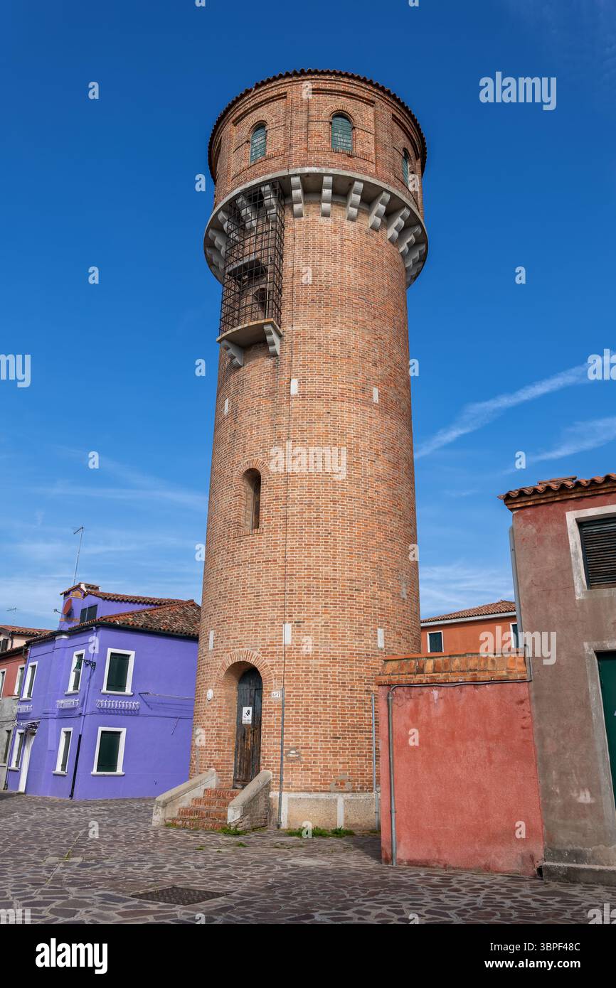 Torre dell'acqua sull'isola di Burano nella laguna di Venezia, Italia. Foto Stock