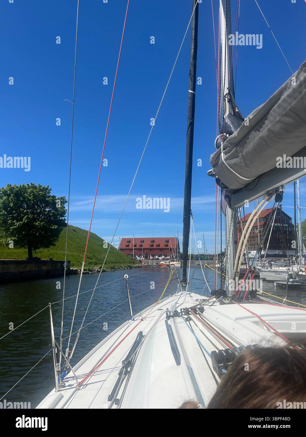 Naviga attraverso le acque aperte, inseguendo l'orizzonte e la calma del mare. Perso nel ritmo delle onde, dove il vento e il mare diventano una cosa sola. - Immagine stock catturata con smartphone