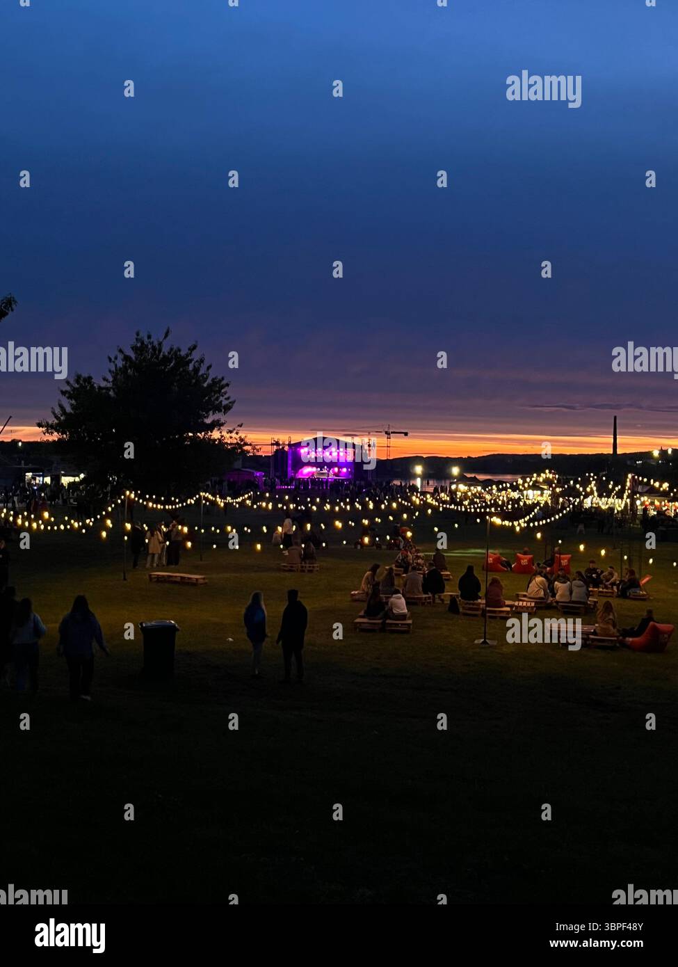 Una serata perfetta piena di luci, risate e la magia della città al tramonto. - Immagine stock catturata con smartphone