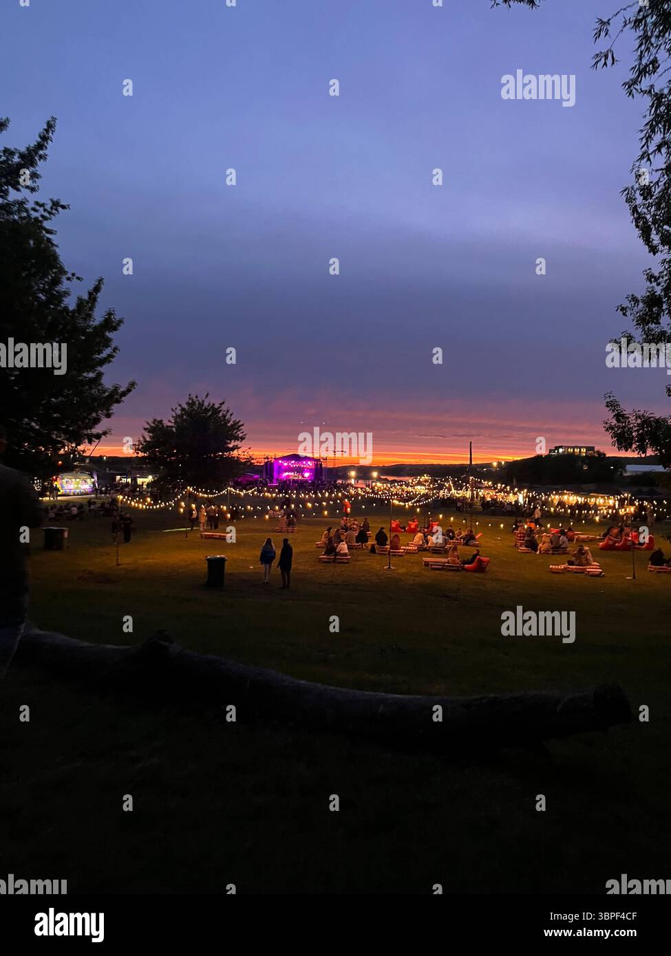 Una serata perfetta piena di luci, risate e la magia della città al tramonto. - Immagine stock catturata con smartphone