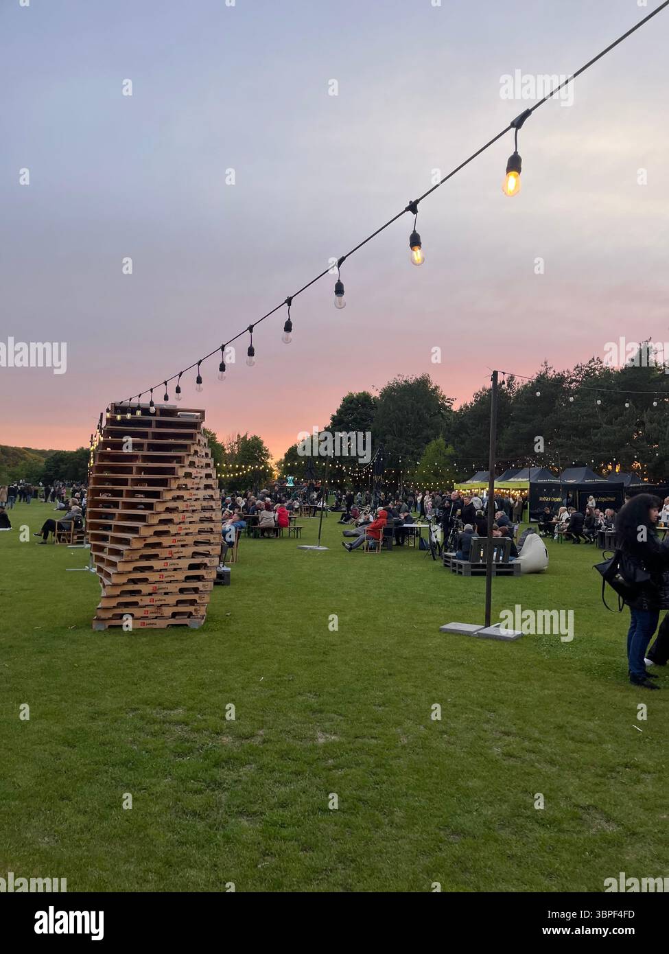 Una serata perfetta piena di luci, risate e la magia della città al tramonto. - Immagine stock catturata con smartphone