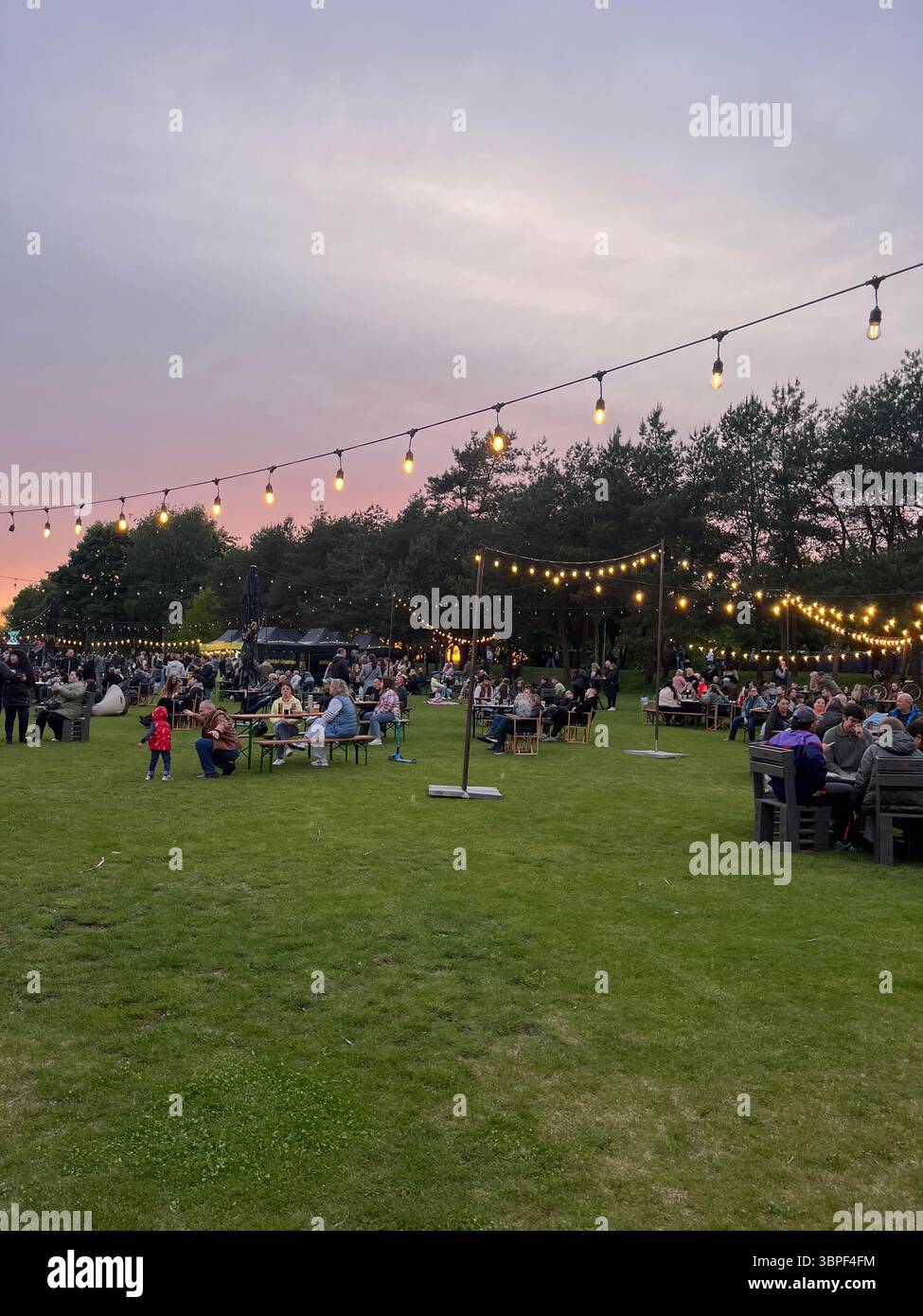 Una serata perfetta piena di luci, risate e la magia della città al tramonto. - Immagine stock catturata con smartphone