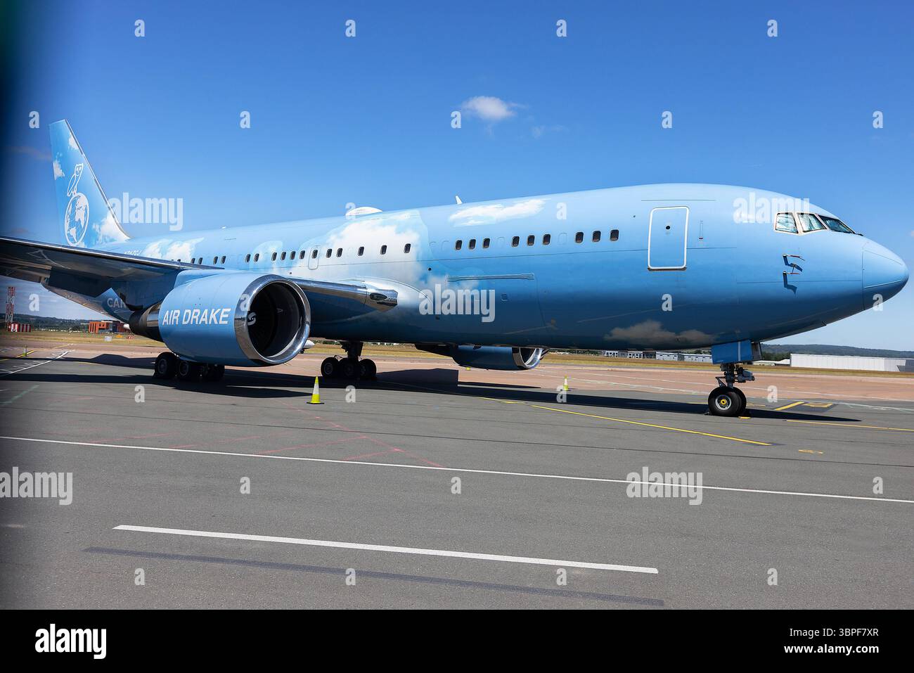 Exeter, Regno Unito. 8 luglio 2025. Il jet privato blu cielo di proprietà del famoso rapper Drake è raffigurato all'aeroporto di Exeter. Il Boeing 767-200ER cargo cargo cargo di proprietà di Cargojet è stato donato al rapper come parte di una partnership promozionale. Si ritiene che l'aereo valga 185 milioni di dollari ed è stato ampiamente ristrutturato all'interno per soddisfare le esigenze dei rapper durante il tour. Drake ha un certo numero di concerti in fila nel Regno Unito e si ritiene che l' aereo rimarrà in situ fino alla fine della tappa britannica del suo tour … Credito: Mark Passmore/Alamy Live News Foto Stock