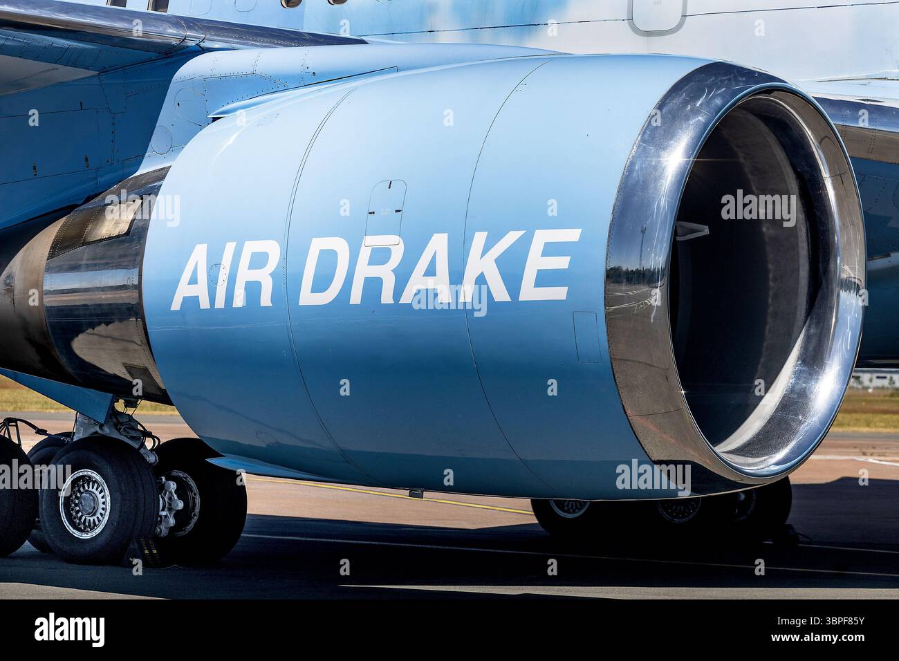 Exeter, Regno Unito. 8 luglio 2025. Il jet privato blu cielo di proprietà del famoso rapper Drake è raffigurato all'aeroporto di Exeter. Il Boeing 767-200ER cargo cargo cargo di proprietà di Cargojet è stato donato al rapper come parte di una partnership promozionale. Si ritiene che l'aereo valga 185 milioni di dollari ed è stato ampiamente ristrutturato all'interno per soddisfare le esigenze dei rapper durante il tour. Drake ha un certo numero di concerti in fila nel Regno Unito e si ritiene che l' aereo rimarrà in situ fino alla fine della tappa britannica del suo tour … Credito: Mark Passmore/Alamy Live News Foto Stock