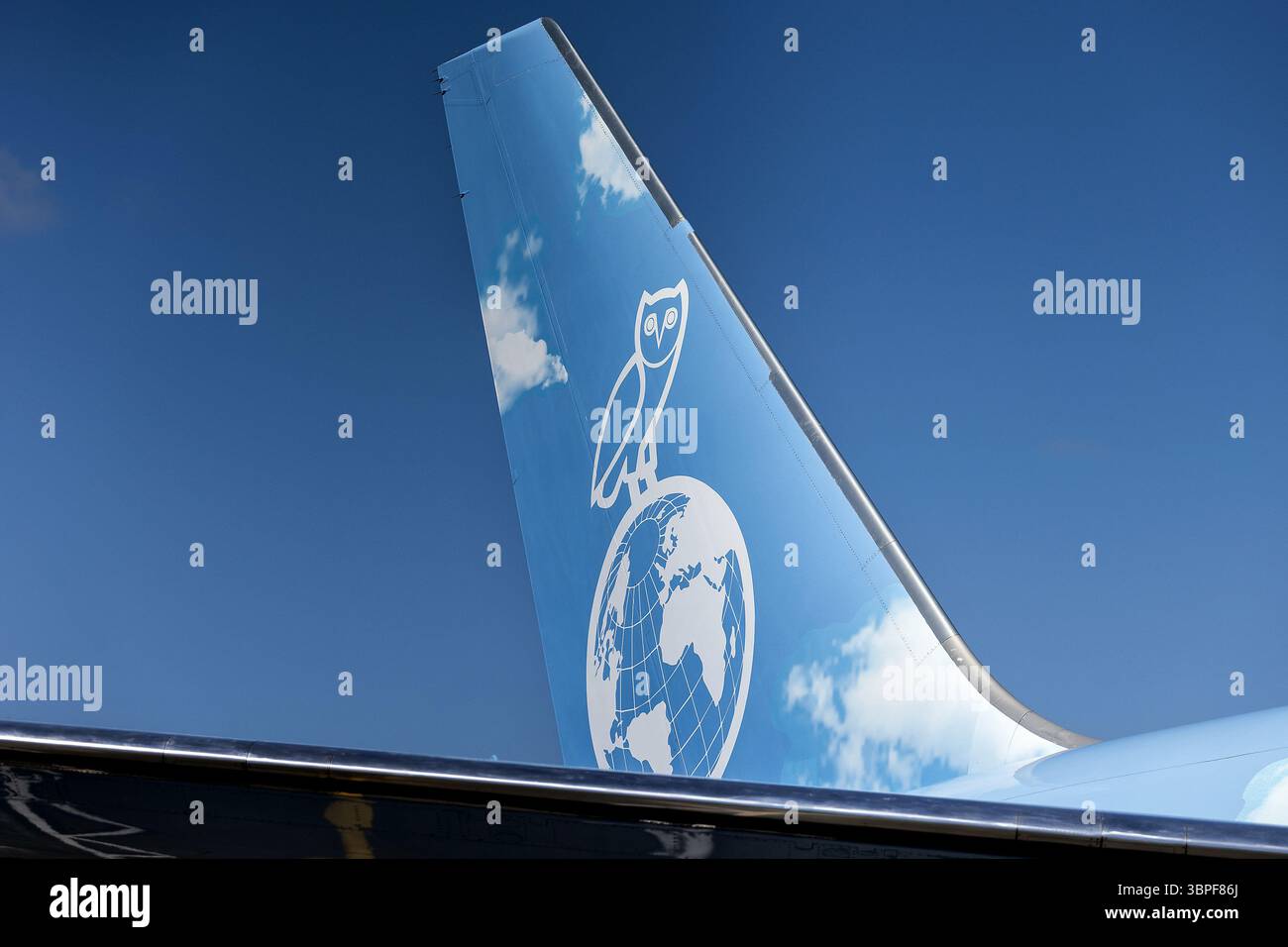 Exeter, Regno Unito. 8 luglio 2025. Il jet privato blu cielo di proprietà del famoso rapper Drake è raffigurato all'aeroporto di Exeter. Il Boeing 767-200ER cargo cargo cargo di proprietà di Cargojet è stato donato al rapper come parte di una partnership promozionale. Si ritiene che l'aereo valga 185 milioni di dollari ed è stato ampiamente ristrutturato all'interno per soddisfare le esigenze dei rapper durante il tour. Drake ha un certo numero di concerti in fila nel Regno Unito e si ritiene che l' aereo rimarrà in situ fino alla fine della tappa britannica del suo tour … Credito: Mark Passmore/Alamy Live News Foto Stock