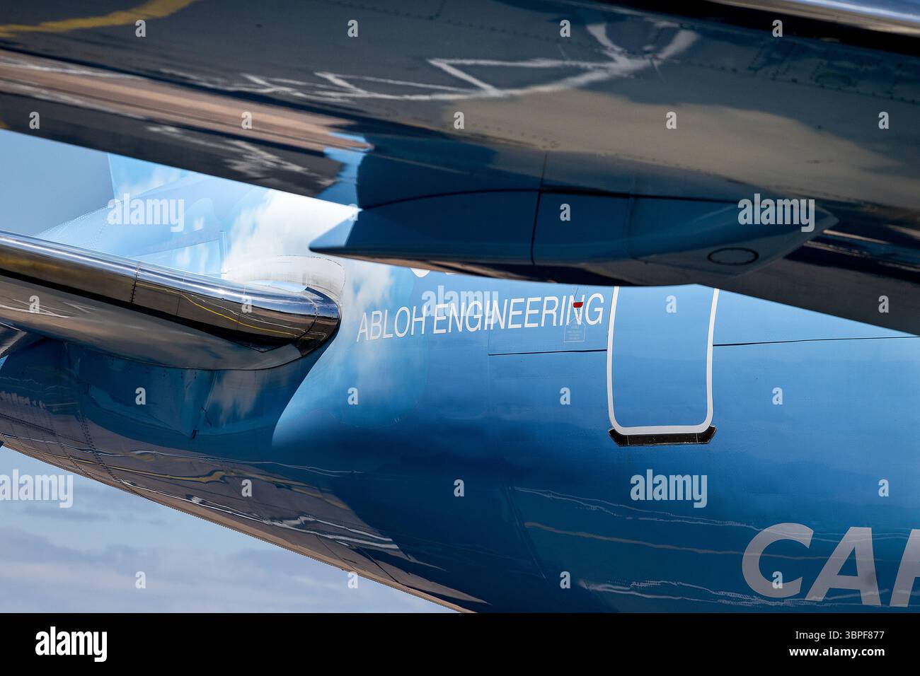 Exeter, Regno Unito. 8 luglio 2025. Il jet privato blu cielo di proprietà del famoso rapper Drake è raffigurato all'aeroporto di Exeter. Il Boeing 767-200ER cargo cargo cargo di proprietà di Cargojet è stato donato al rapper come parte di una partnership promozionale. Si ritiene che l'aereo valga 185 milioni di dollari ed è stato ampiamente ristrutturato all'interno per soddisfare le esigenze dei rapper durante il tour. Drake ha un certo numero di concerti in fila nel Regno Unito e si ritiene che l' aereo rimarrà in situ fino alla fine della tappa britannica del suo tour … Credito: Mark Passmore/Alamy Live News Foto Stock