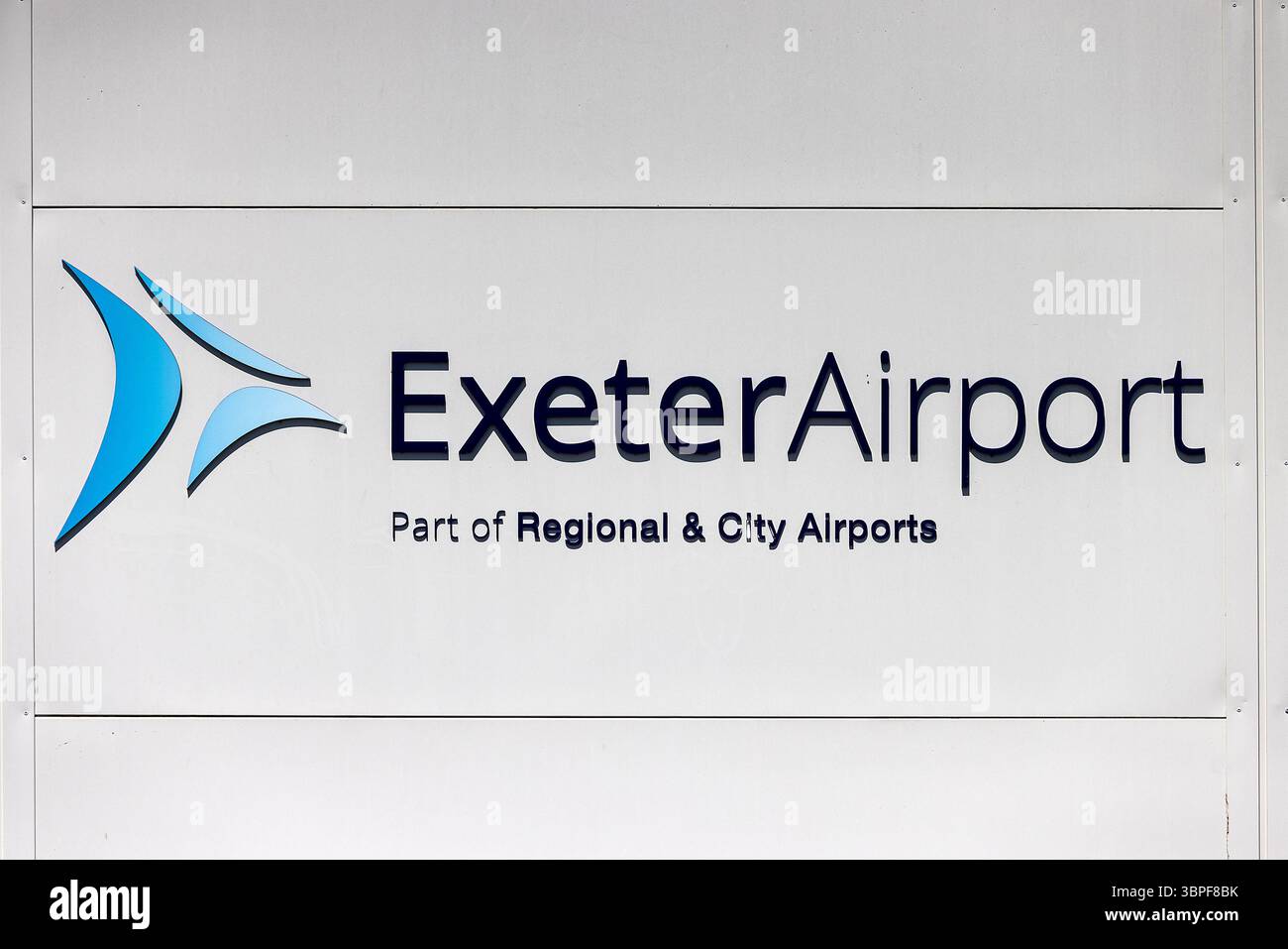 Exeter, Regno Unito. 8 luglio 2025. Il jet privato blu cielo di proprietà del famoso rapper Drake è raffigurato all'aeroporto di Exeter. Il Boeing 767-200ER cargo cargo cargo di proprietà di Cargojet è stato donato al rapper come parte di una partnership promozionale. Si ritiene che l'aereo valga 185 milioni di dollari ed è stato ampiamente ristrutturato all'interno per soddisfare le esigenze dei rapper durante il tour. Drake ha un certo numero di concerti in fila nel Regno Unito e si ritiene che l' aereo rimarrà in situ fino alla fine della tappa britannica del suo tour … Credito: Mark Passmore/Alamy Live News Foto Stock