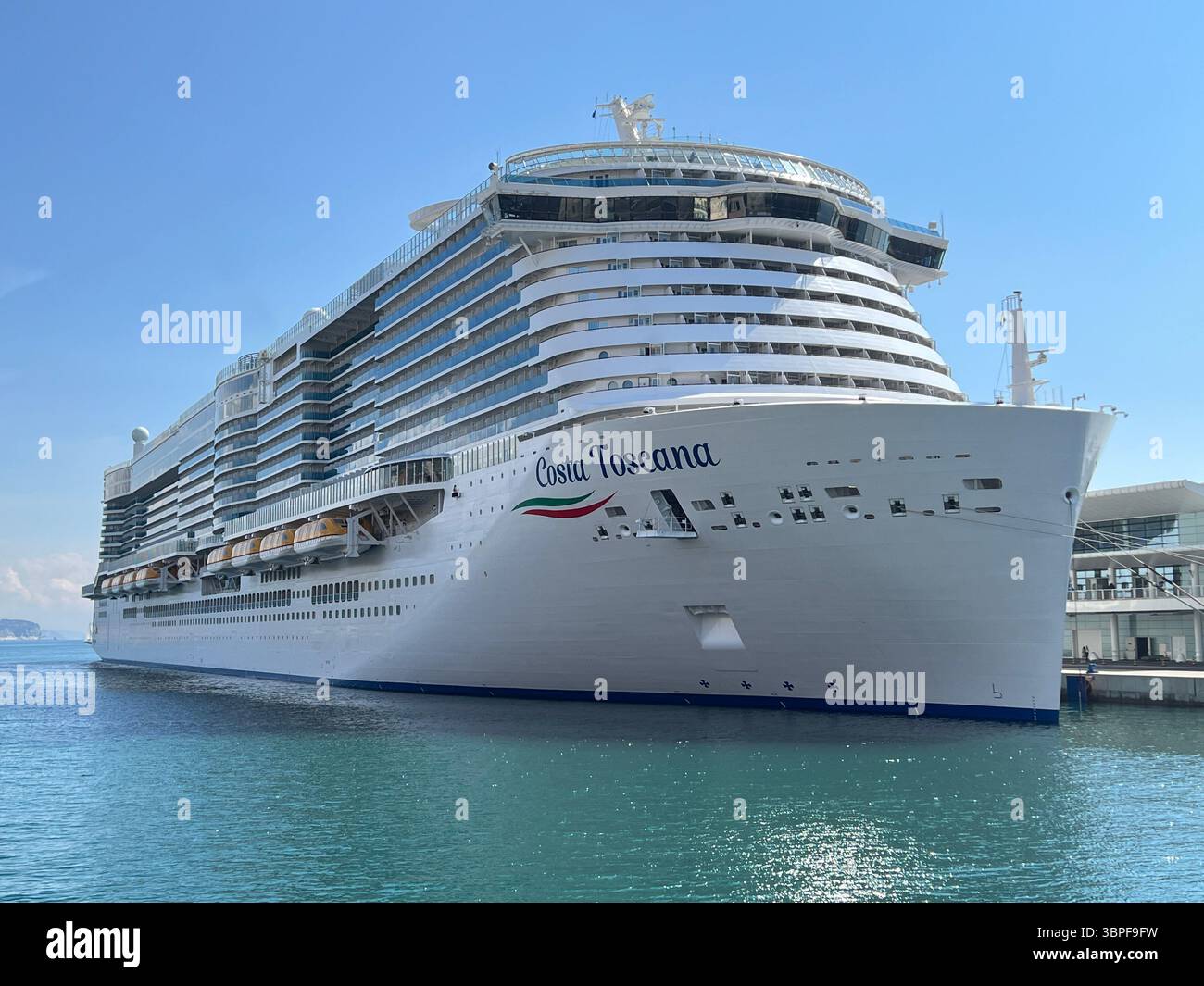 Savona, Italia - 4 maggio 2022. Nave da crociera Costa Toscana. Costa Toscana è la nave gemella della Costa Smeralda. - Immagine stock catturata con smartphone
