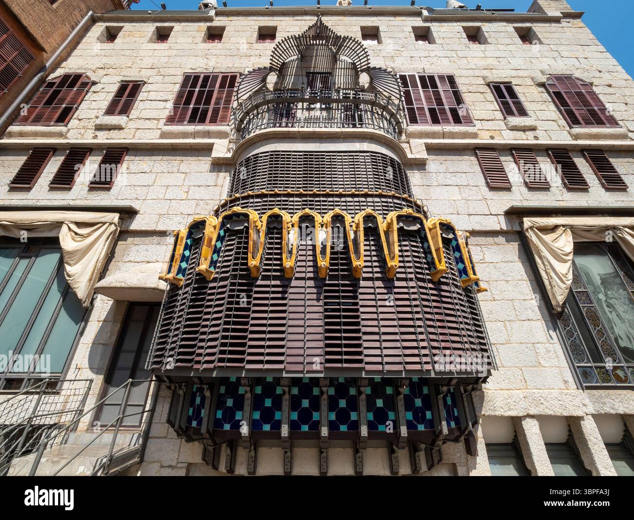 Vista dall'angolo basso dell'unica galleria coperta (tribuna) sulla facciata posteriore del Palau Güell, progettata da Antoni Gaudí a Barcellona, Spagna. Foto Stock