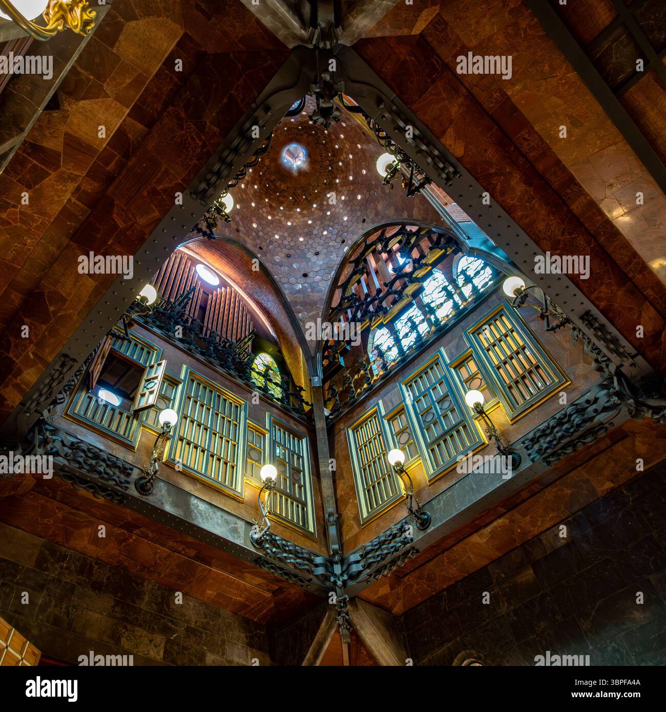 La cupola perforata della sala centrale del Palau Güell, un design innovativo di Antoni Gaudí che filtra la luce per apparire come un cielo stellato, Barcellona. Foto Stock