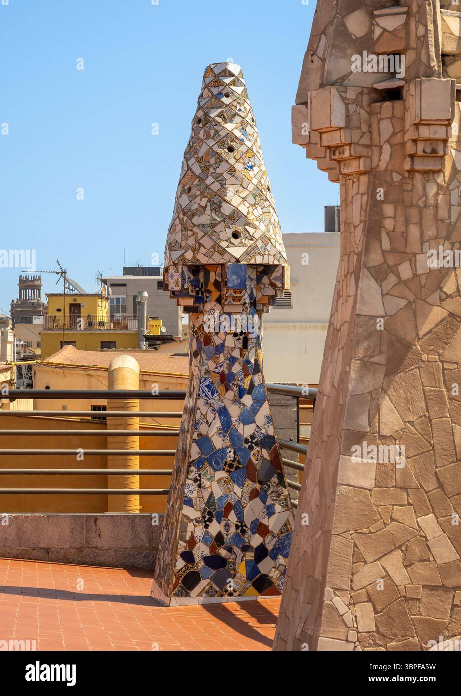 Dettaglio di un camino colorato decorato con piastrelle a mosaico trencadís sulla terrazza sul tetto unica del Palau Güell di Gaudí, Barcellona, Spagna. Foto Stock