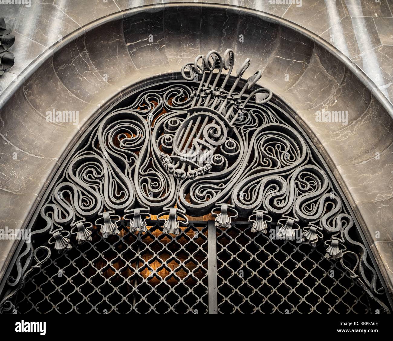 Dettaglio di un cancello decorato in ferro Art Nouveau, a forma di lira, al Palau Güell, progettato da Antoni Gaudí a Barcellona, Spagna. Foto Stock