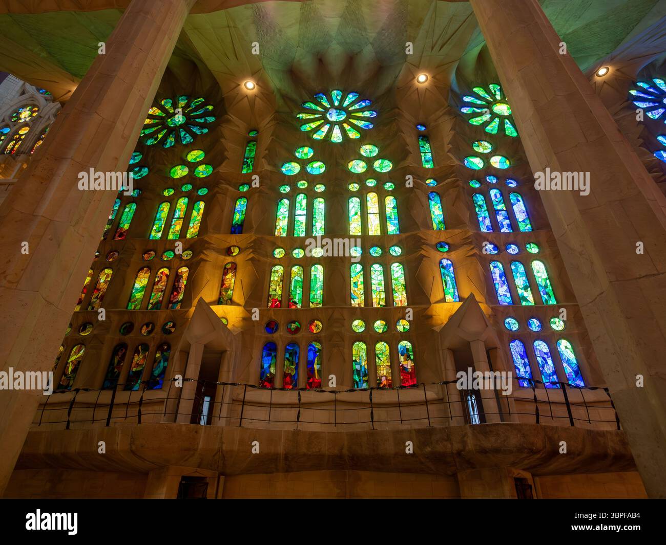 Un'ampia vista delle splendide vetrate colorate blu e verdi di Joan Vila-Grau all'interno della basilica della Sagrada Familia, Barcellona, Spagna. Foto Stock