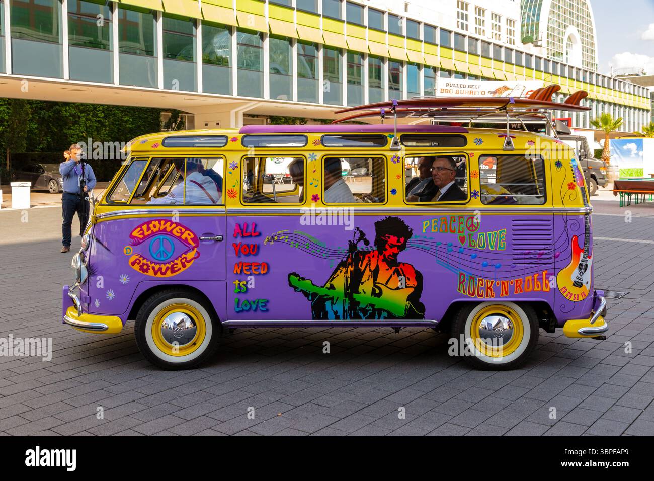 Flower Power Volkswagen Transporter van in auto al salone IAA di Francoforte. Germania - 10 settembre 2019. Foto Stock