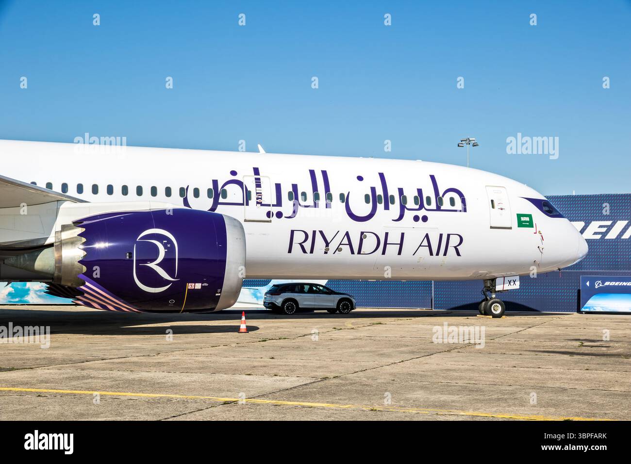 Boeing 787-9 Dreamliner da Riyadh Air sull'asfalto dell'aeroporto durante il Paris Air Show. Le Bourget, Francia - 16 giugno 2025 Foto Stock