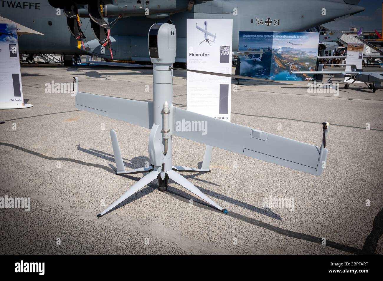 Sistema aereo senza equipaggio Airbus Flexrotor con decollo e atterraggio verticale (VTOL) e lunga durata al Paris Air Show. Francia - 17 giugno 2025 Foto Stock Sistema aereo senza equipaggio Airbus Flexrotor con decollo e atterraggio verticale (VTOL) e lunga durata al Paris Air Show. Francia - 17 giugno 2025 Foto Stock