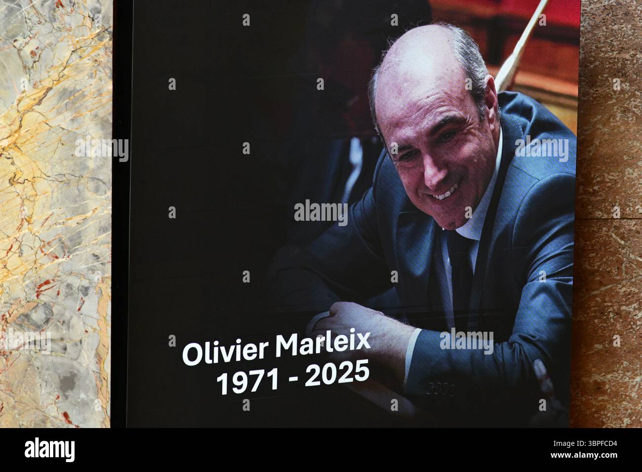 Parigi, Francia. 8 luglio 2025. L'Assemblea nazionale francese rende omaggio a Olivier Marleix, durante la sessione delle interrogazioni governative all'Assemblea nazionale dell'8 luglio 2025. - 08/07/2025 - Francia/Parigi - Julien Mattia/le Pictorium credito: LE PICTORIUM/Alamy Live News Foto Stock