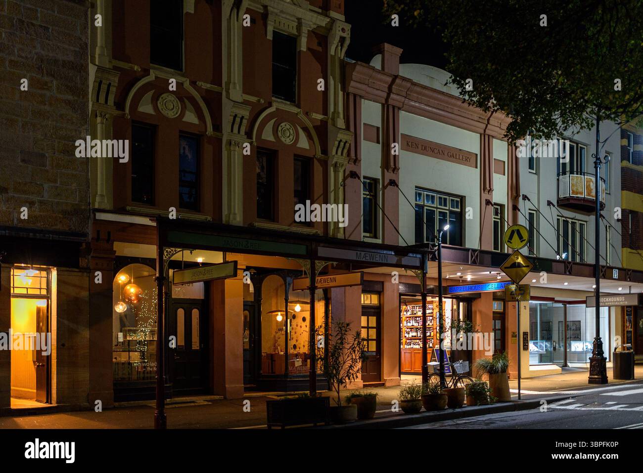 Negozi di notte lungo George Street nella zona di Rocks di Sydney Foto Stock