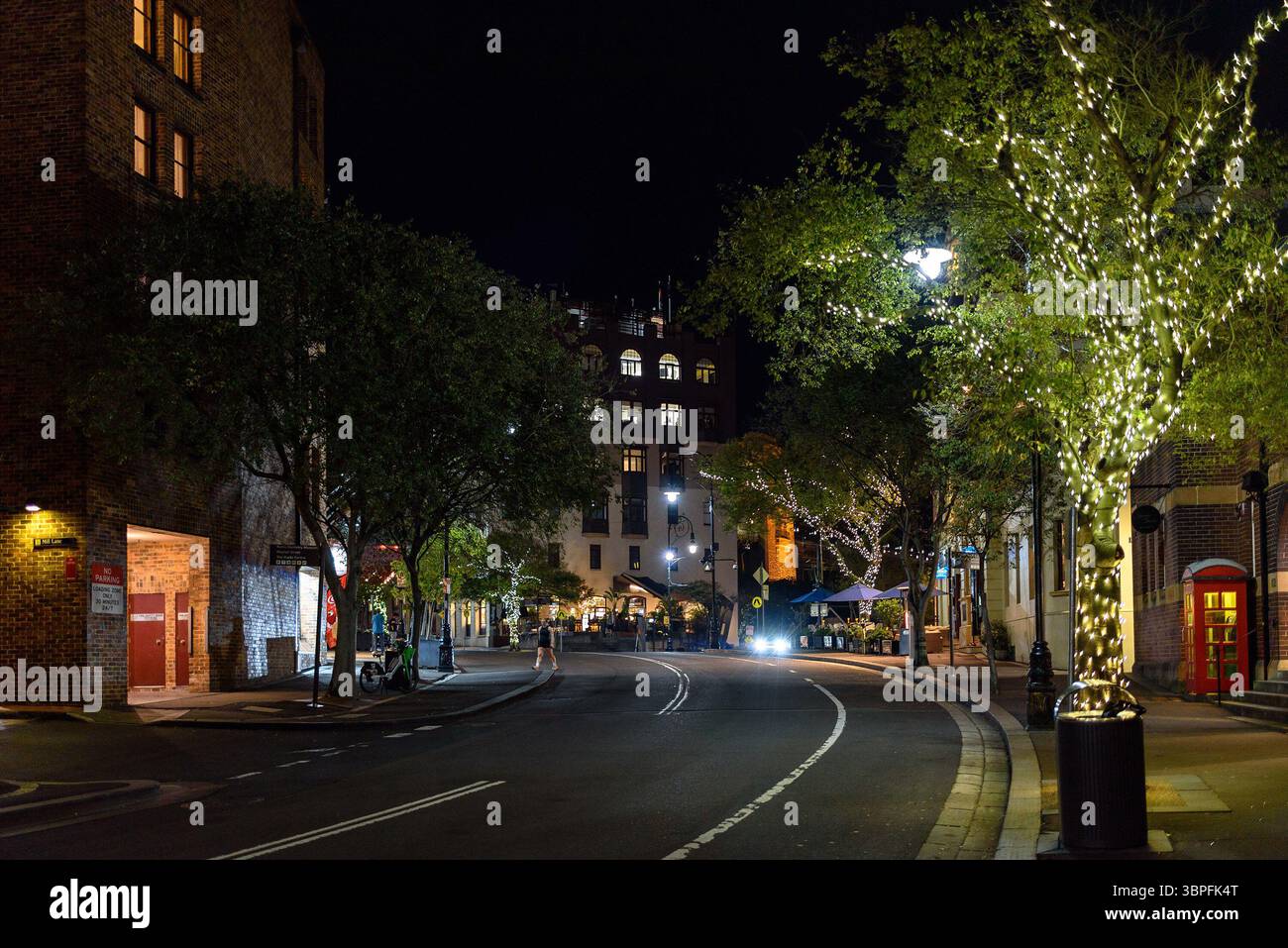 L'estremità settentrionale di George Street nelle Rocks di Sydney di notte Foto Stock