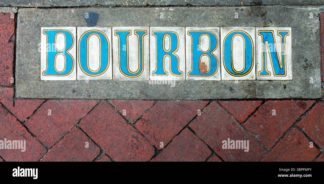 Vecchio cartello in ceramica su un marciapiede in Bourbon Street, New Orleans French Quarter, Louisiana Foto Stock