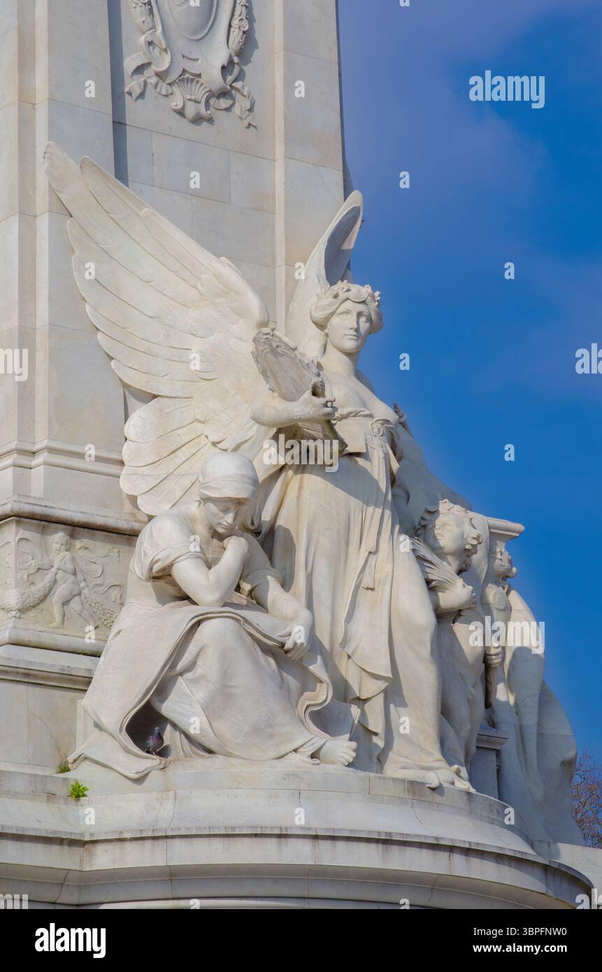 Una figura allegorica in marmo che simboleggia la verità sul Victoria Memorial, di fronte a Buckingham Palace, Londra, Regno Unito. Foto Stock