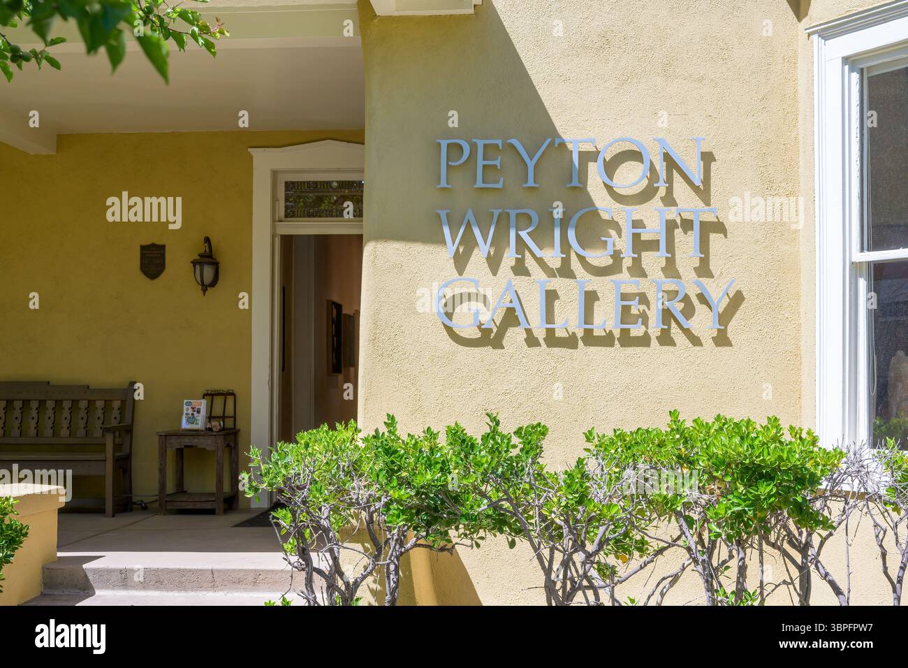 Santa Fe, NEW MEXICO, USA - 16 maggio 2025: Ingresso alla Peyton Wright Gallery sulla East Palace Avenue nel centro di Santa Fe Foto Stock
