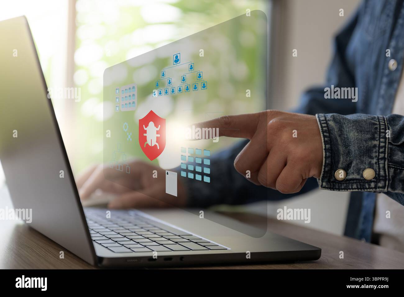 L'uomo d'affari lavora con laptop cerca cartella dati sono attacchi da virus malware. Foto Stock