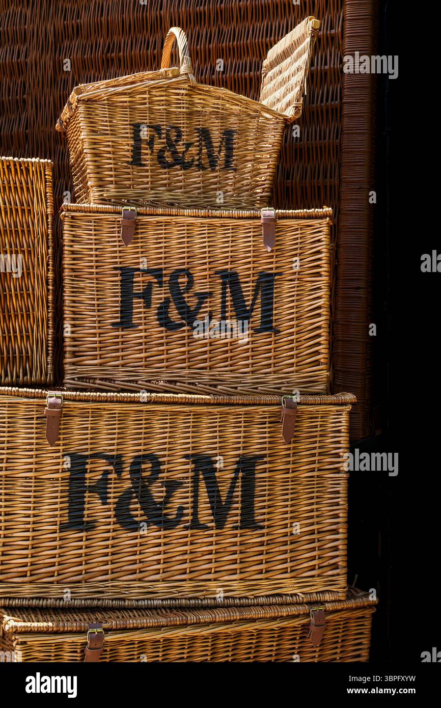 Hampton Court Palace, Richmond, Londra - la mostra Fortnum & Mason al 2025 RHS Garden Festival. Hampton Court Palace è un palazzo reale classificato di grado i Foto Stock