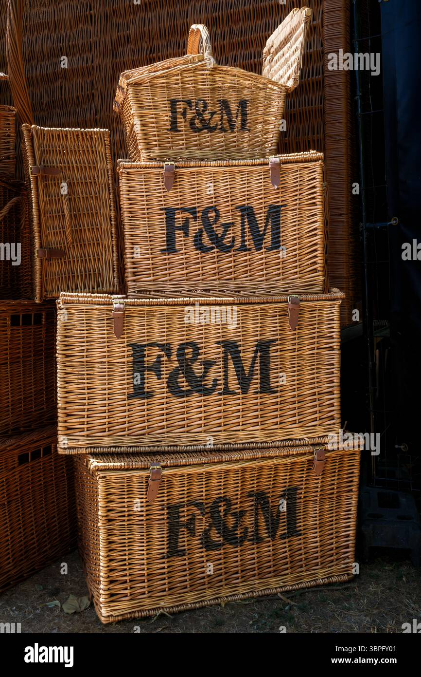 Hampton Court Palace, Richmond, Londra - la mostra Fortnum & Mason al 2025 RHS Garden Festival. Hampton Court Palace è un palazzo reale classificato di grado i Foto Stock