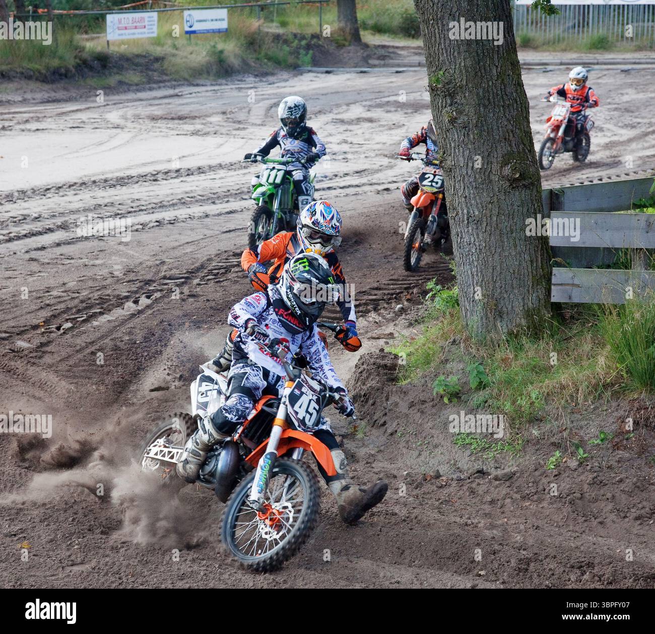 Paesi Bassi, Soesterberg. Motocross per bambini. I bambini partecipanti con abbigliamento speciale per la protezione in azione al motocross Foto Stock