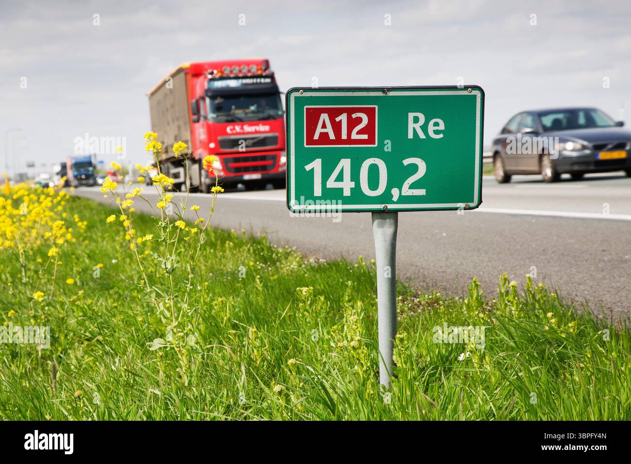 Paesi Bassi - l'indicazione della distanza all'autostrada A12 in direzione Utrecht è collocata ogni 100 metri. Foto Stock