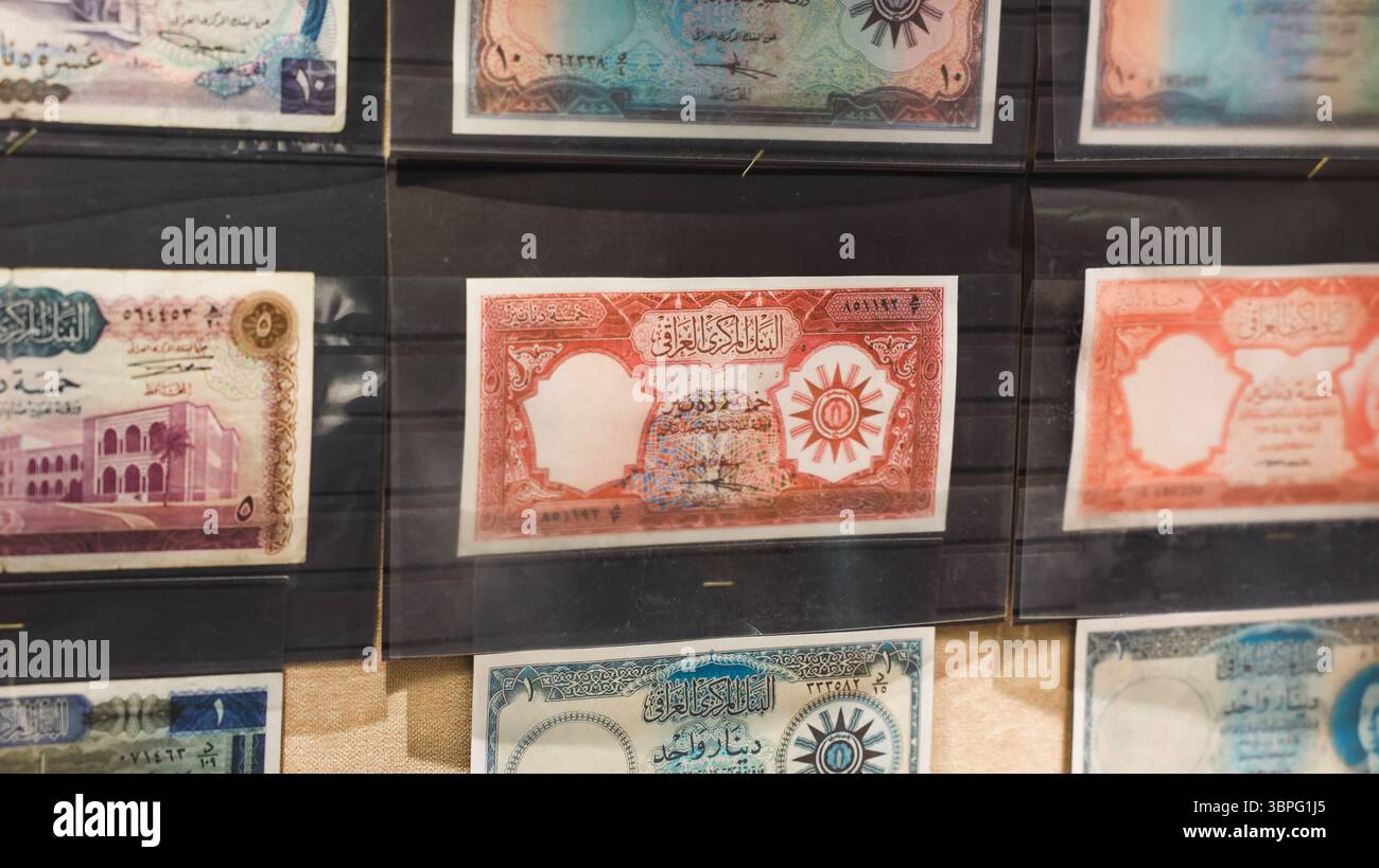 L'esplorazione della moneta storica al Museo Hilla in Iraq mette in evidenza manufatti culturali unici e storie del passato delle regioni. Foto Stock