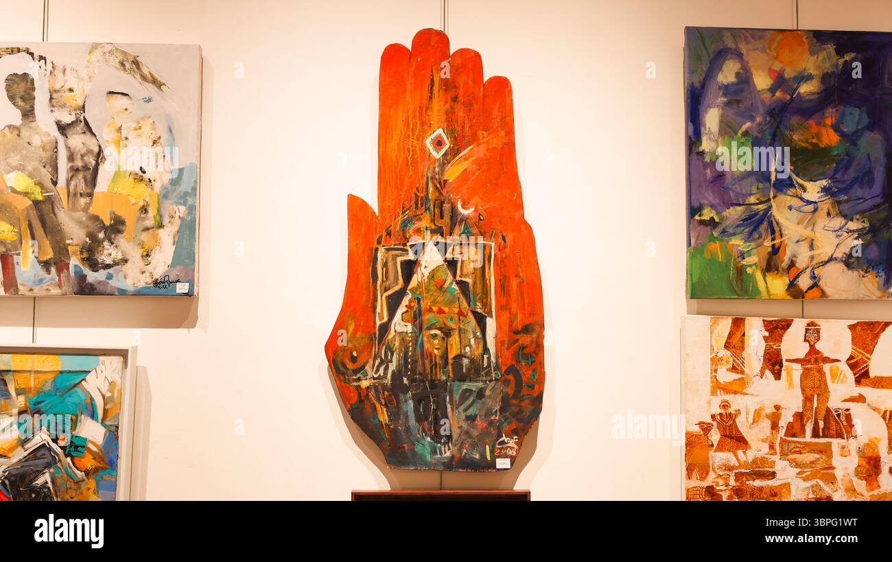 I visitatori si confrontano con le vivaci opere d'arte del Museo Hilla, esplorando narrazioni culturali ed espressioni creative. Foto Stock