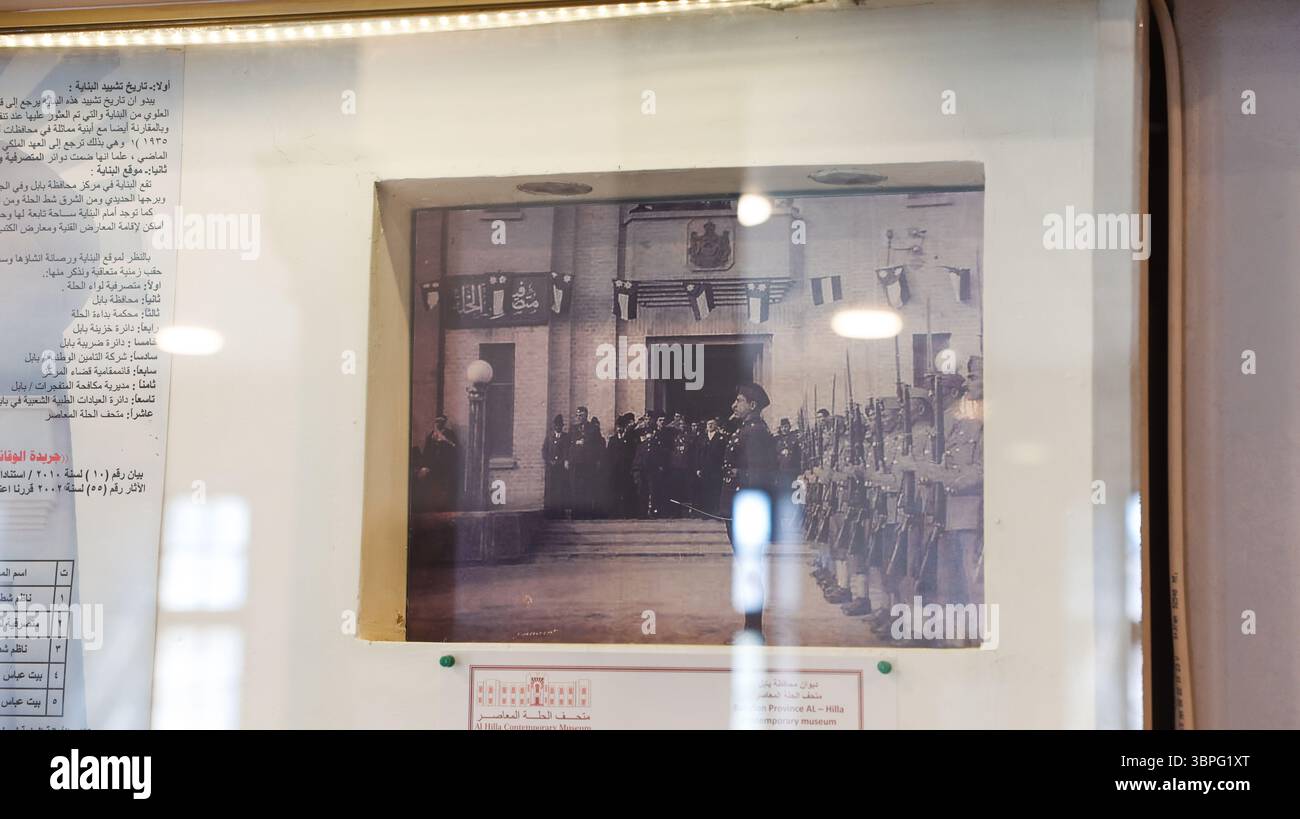 Riunione cerimoniale al Museo Hilla con soldati in uniforme e funzionari all'ingresso durante un'occasione importante. Foto Stock